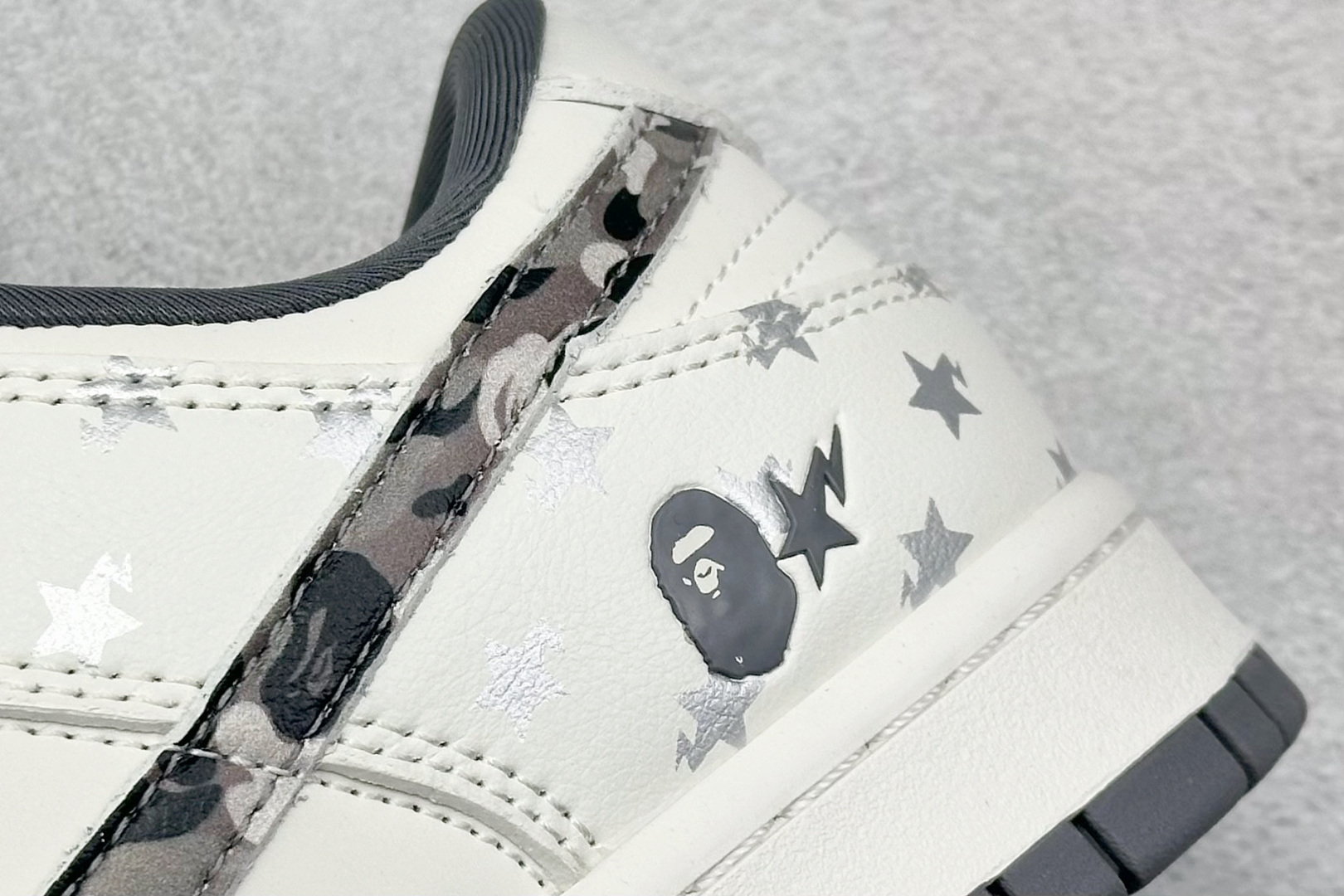 图片[9]-福利特价  Nk SB Dunk Low 猿人头联名 周年高端定制 低帮休闲板鞋  #定制鞋盒 大厂纯原品质出货 超高清洁度 皮料切割干净无任何毛边 细节完美 货号：DQ1098-351  尺码：36 36.5 37.5 38 38.5 39 40 40.5 41 42 42.5 43 44 44.5 45-选品中心