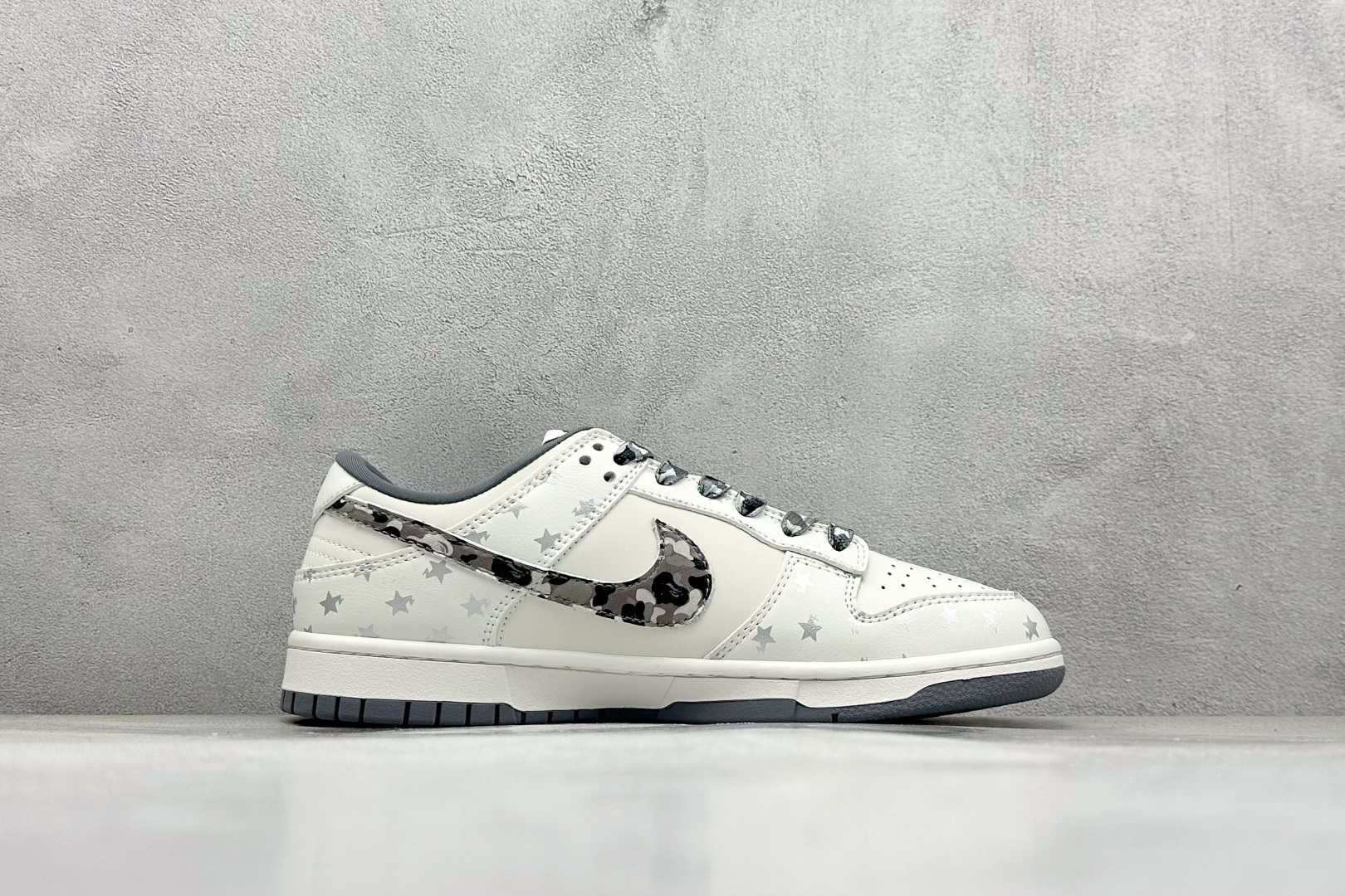 图片[2]-福利特价  Nk SB Dunk Low 猿人头联名 周年高端定制 低帮休闲板鞋  #定制鞋盒 大厂纯原品质出货 超高清洁度 皮料切割干净无任何毛边 细节完美 货号：DQ1098-351  尺码：36 36.5 37.5 38 38.5 39 40 40.5 41 42 42.5 43 44 44.5 45-选品中心