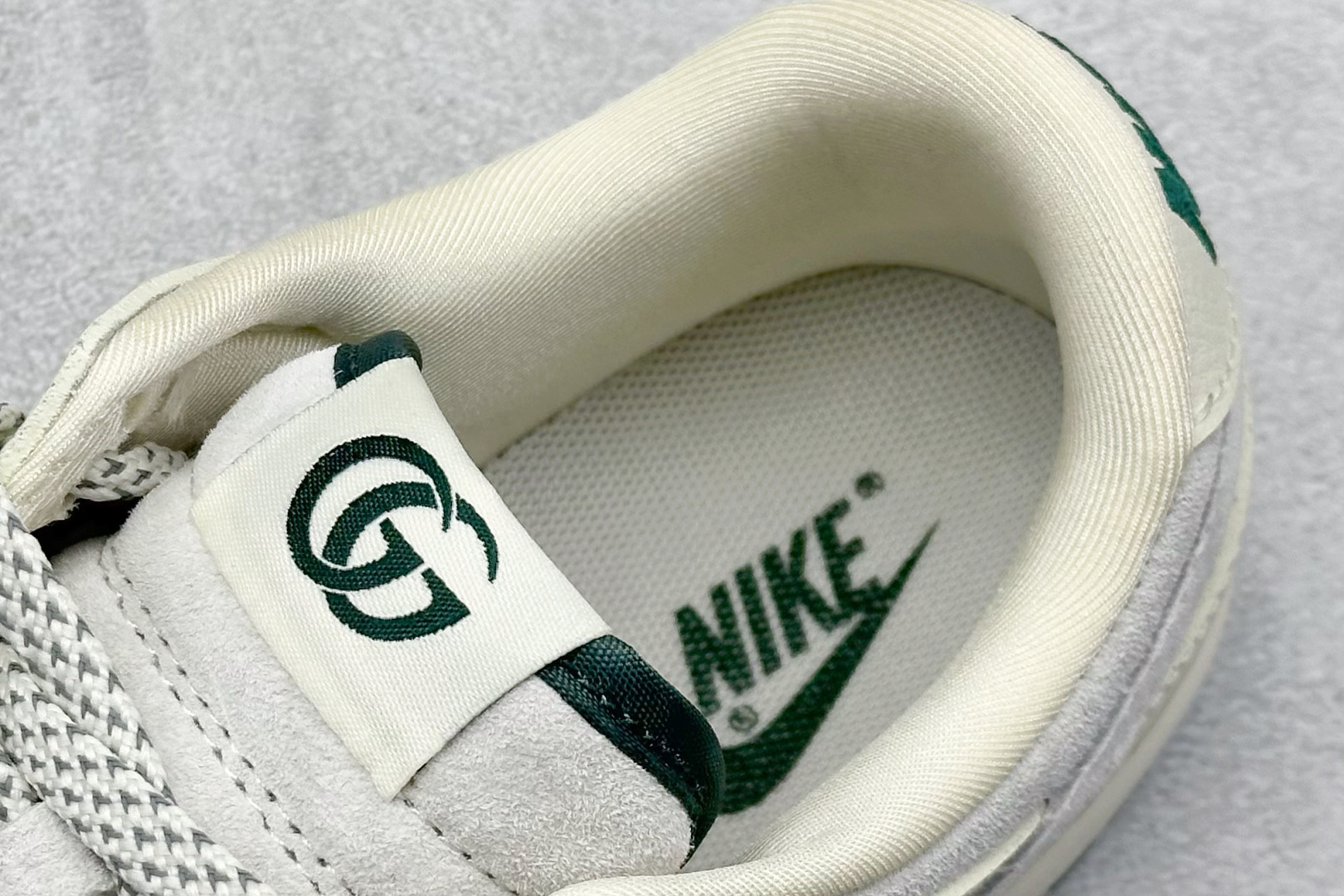 图片[8]-福利特价  Nk SB Dunk Low GUCCI联名 周年高端定制 低帮休闲板鞋  #定制鞋盒 大厂纯原品质出货 超高清洁度 皮料切割干净无任何毛边 细节完美 货号：DQ1098-390  尺码：36 36.5 37.5 38 38.5 39 40 40.5 41 42 42.5 43 44 44.5 45-选品中心