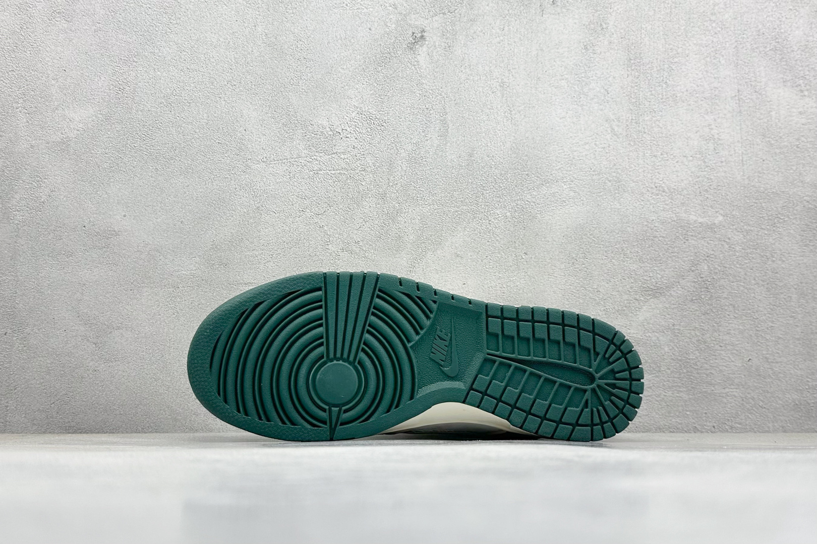 图片[4]-福利特价  Nk SB Dunk Low GUCCI联名 周年高端定制 低帮休闲板鞋  #定制鞋盒 大厂纯原品质出货 超高清洁度 皮料切割干净无任何毛边 细节完美 货号：DQ1098-390  尺码：36 36.5 37.5 38 38.5 39 40 40.5 41 42 42.5 43 44 44.5 45-选品中心