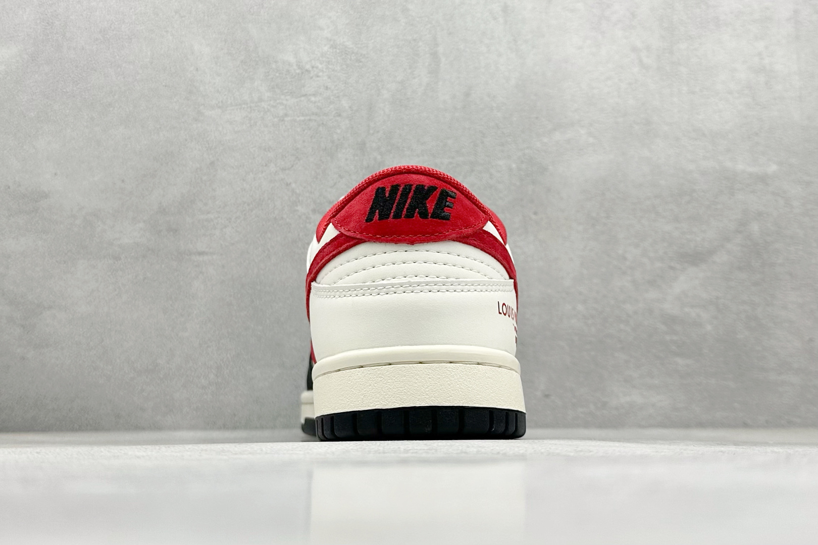 图片[6]-福利特价  Nk SB Dunk Low LV联名-米黑红 夜光 周年高端定制 低帮休闲板鞋 #定制鞋盒 大厂纯原品质出货 超高清洁度 皮料切割干净无任何毛边 细节完美 货号：JH8035-931 尺码：36 36.5 37.5 38 38.5 39 40 40.5 41 42 42.5 43 44 44.5 45-选品中心