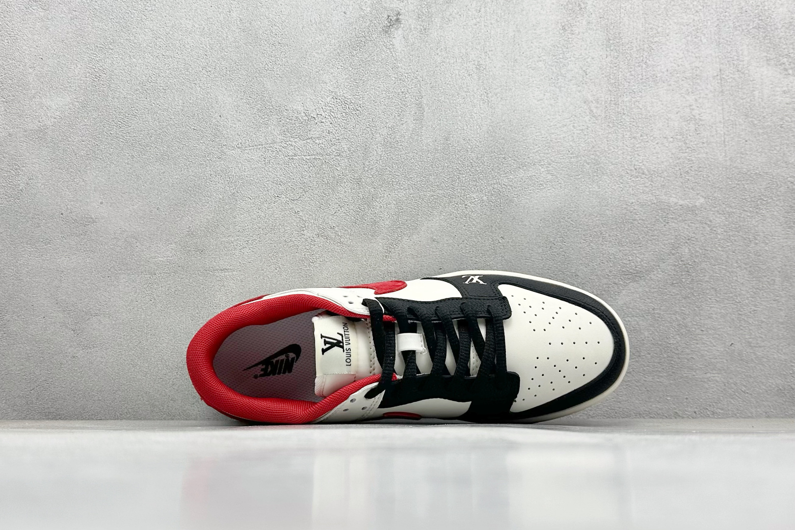 图片[3]-福利特价  Nk SB Dunk Low LV联名-米黑红 夜光 周年高端定制 低帮休闲板鞋 #定制鞋盒 大厂纯原品质出货 超高清洁度 皮料切割干净无任何毛边 细节完美 货号：JH8035-931 尺码：36 36.5 37.5 38 38.5 39 40 40.5 41 42 42.5 43 44 44.5 45-选品中心