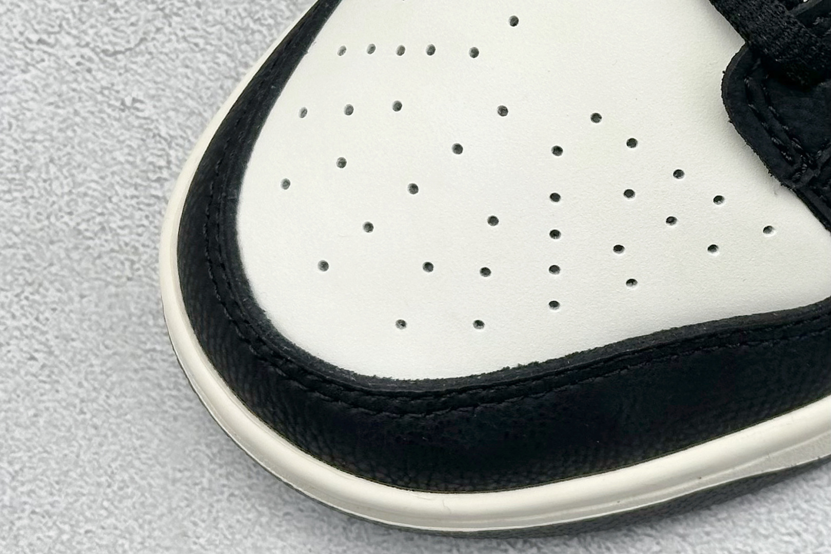 图片[7]-福利特价  Nk SB Dunk Low LV联名-米黑红 夜光 周年高端定制 低帮休闲板鞋 #定制鞋盒 大厂纯原品质出货 超高清洁度 皮料切割干净无任何毛边 细节完美 货号：JH8035-931 尺码：36 36.5 37.5 38 38.5 39 40 40.5 41 42 42.5 43 44 44.5 45-选品中心