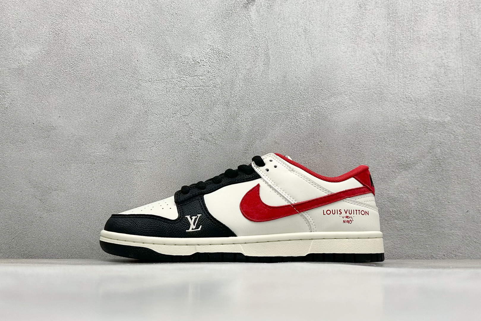 福利特价  Nk SB Dunk Low LV联名-米黑红 夜光 周年高端定制 低帮休闲板鞋 #定制鞋盒 大厂纯原品质出货 超高清洁度 皮料切割干净无任何毛边 细节完美 货号：JH8035-931 尺码：36 36.5 37.5 38 38.5 39 40 40.5 41 42 42.5 43 44 44.5 45-选品中心