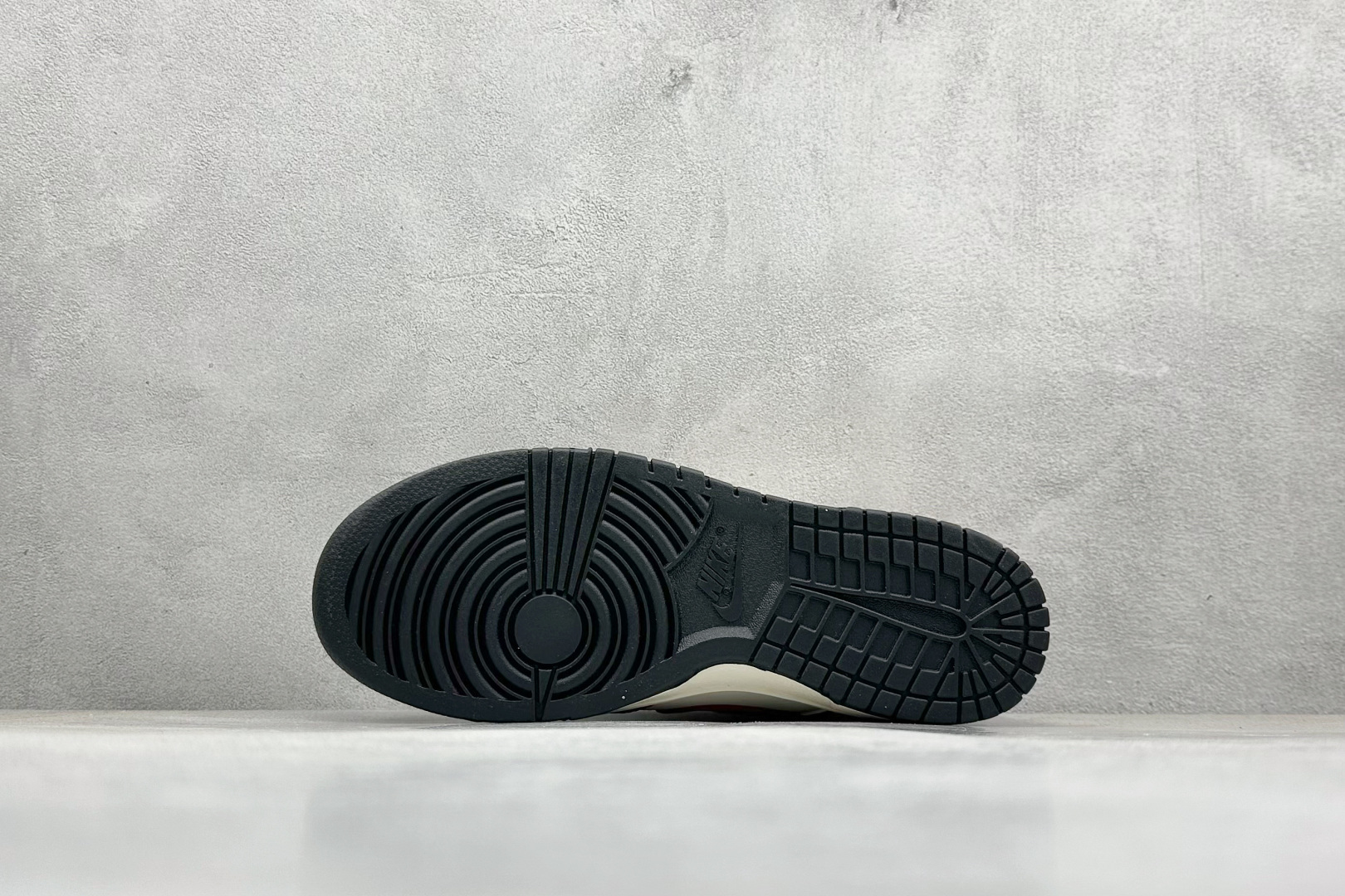 图片[4]-福利特价  Nk SB Dunk Low LV联名-米黑红 夜光 周年高端定制 低帮休闲板鞋 #定制鞋盒 大厂纯原品质出货 超高清洁度 皮料切割干净无任何毛边 细节完美 货号：JH8035-931 尺码：36 36.5 37.5 38 38.5 39 40 40.5 41 42 42.5 43 44 44.5 45-选品中心