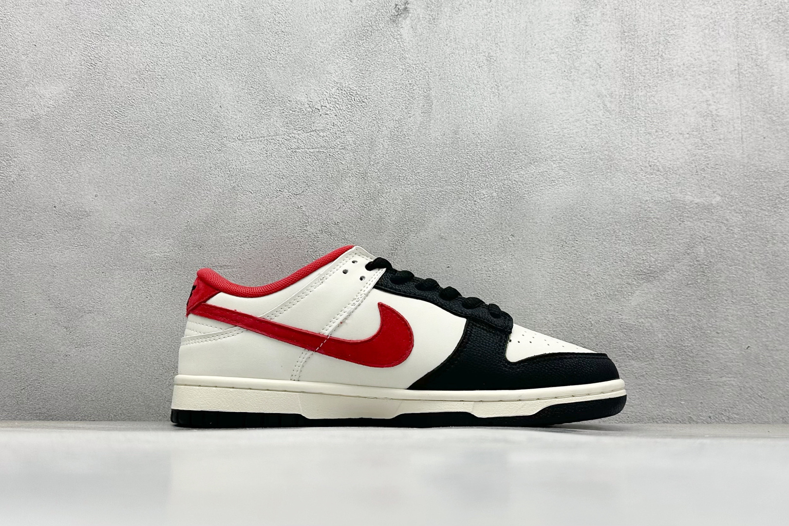 图片[2]-福利特价  Nk SB Dunk Low LV联名-米黑红 夜光 周年高端定制 低帮休闲板鞋 #定制鞋盒 大厂纯原品质出货 超高清洁度 皮料切割干净无任何毛边 细节完美 货号：JH8035-931 尺码：36 36.5 37.5 38 38.5 39 40 40.5 41 42 42.5 43 44 44.5 45-选品中心