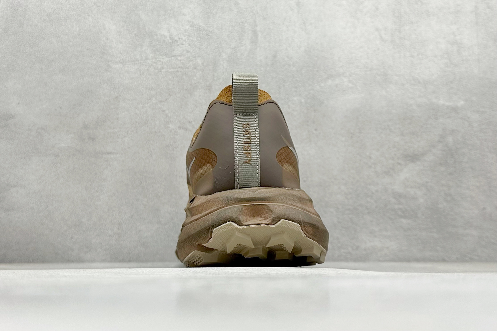 图片[6]-Satisfy xHOKA ONE ONE Mafate Speed 4 低帮专业越野跑步鞋 此球鞋继承了HOKA的经典越野鞋型MAFATE SPEED4的设计 更在此基础上进行了创新和提升 使得它既适合户外越野跑，又充满了时尚潮流的元素。它的半透明鞋面设计 不仅让鞋身看起来更加轻便 而且提供了良好的透气性 而保护性的防撕裂尼龙面料，则确保了在复杂地形中的耐用性。 双层ProFly™中底的 用，是这款鞋的另一个亮点。 VIBRAM MEGAGRIP®及 LITEBASE®大底的搭载，更是让这款鞋在保持高抓地力的 减轻了鞋底的重量 货号： 1157050 RBBR 尺码： 36 36.5 37.5 38 38.5 39 40 40.5 41.5 42 42.5 43 44 44.5 45-选品中心