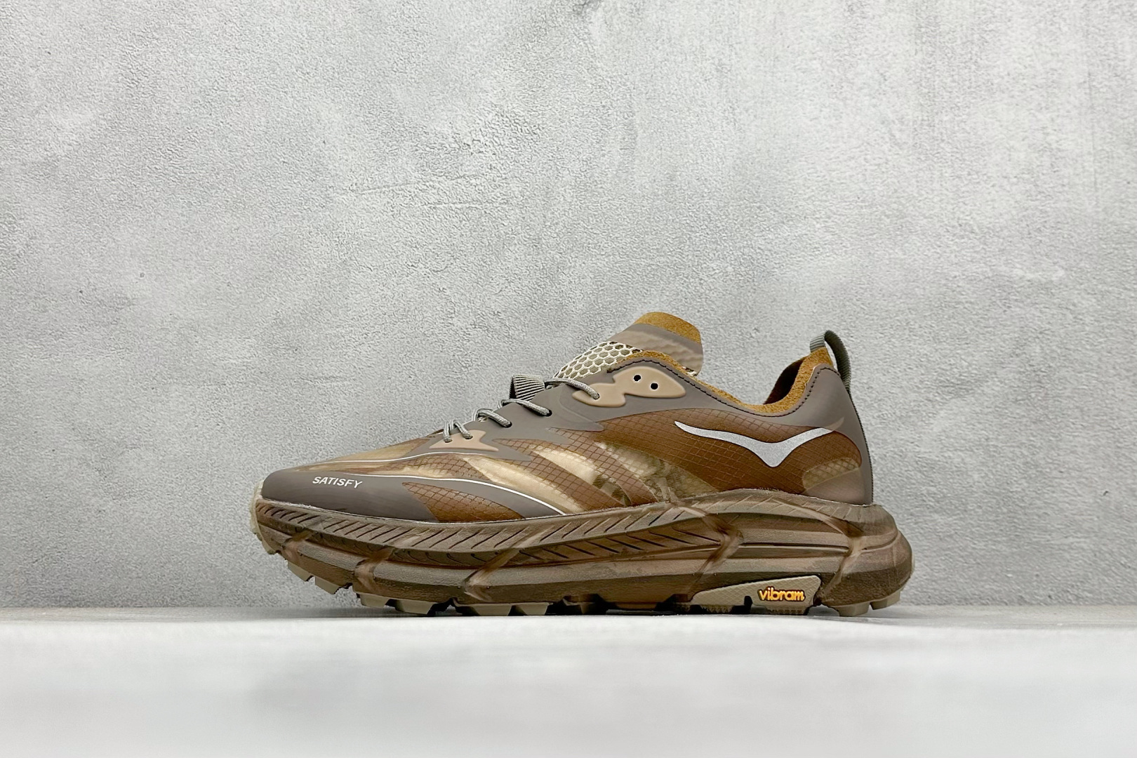 Satisfy xHOKA ONE ONE Mafate Speed 4 低帮专业越野跑步鞋 此球鞋继承了HOKA的经典越野鞋型MAFATE SPEED4的设计 更在此基础上进行了创新和提升 使得它既适合户外越野跑，又充满了时尚潮流的元素。它的半透明鞋面设计 不仅让鞋身看起来更加轻便 而且提供了良好的透气性 而保护性的防撕裂尼龙面料，则确保了在复杂地形中的耐用性。 双层ProFly™中底的 用，是这款鞋的另一个亮点。 VIBRAM MEGAGRIP®及 LITEBASE®大底的搭载，更是让这款鞋在保持高抓地力的 减轻了鞋底的重量 货号： 1157050 RBBR 尺码： 36 36.5 37.5 38 38.5 39 40 40.5 41.5 42 42.5 43 44 44.5 45-选品中心