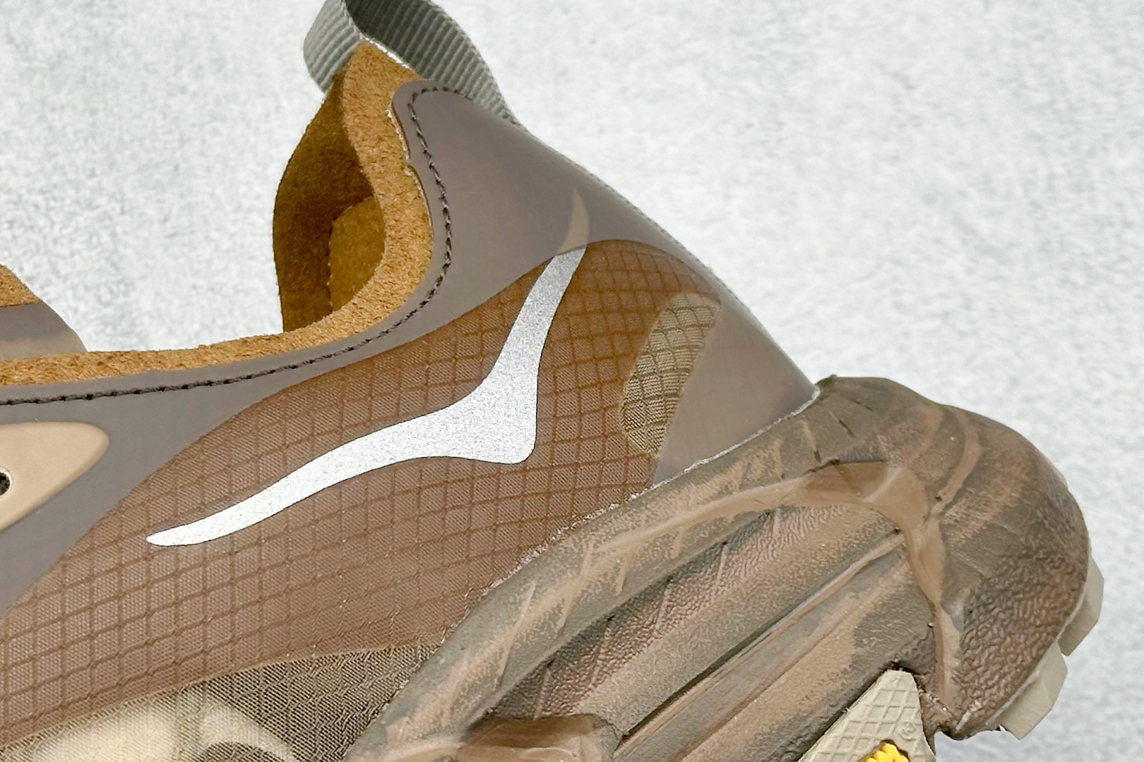 图片[9]-Satisfy xHOKA ONE ONE Mafate Speed 4 低帮专业越野跑步鞋 此球鞋继承了HOKA的经典越野鞋型MAFATE SPEED4的设计 更在此基础上进行了创新和提升 使得它既适合户外越野跑，又充满了时尚潮流的元素。它的半透明鞋面设计 不仅让鞋身看起来更加轻便 而且提供了良好的透气性 而保护性的防撕裂尼龙面料，则确保了在复杂地形中的耐用性。 双层ProFly™中底的 用，是这款鞋的另一个亮点。 VIBRAM MEGAGRIP®及 LITEBASE®大底的搭载，更是让这款鞋在保持高抓地力的 减轻了鞋底的重量 货号： 1157050 RBBR 尺码： 36 36.5 37.5 38 38.5 39 40 40.5 41.5 42 42.5 43 44 44.5 45-选品中心