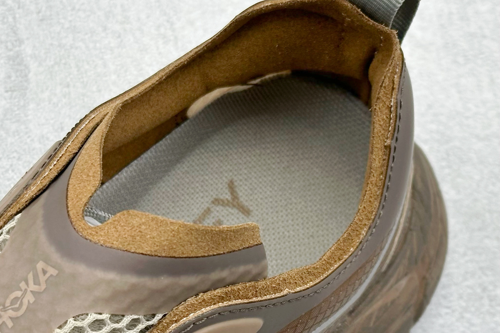 图片[8]-Satisfy xHOKA ONE ONE Mafate Speed 4 低帮专业越野跑步鞋 此球鞋继承了HOKA的经典越野鞋型MAFATE SPEED4的设计 更在此基础上进行了创新和提升 使得它既适合户外越野跑，又充满了时尚潮流的元素。它的半透明鞋面设计 不仅让鞋身看起来更加轻便 而且提供了良好的透气性 而保护性的防撕裂尼龙面料，则确保了在复杂地形中的耐用性。 双层ProFly™中底的 用，是这款鞋的另一个亮点。 VIBRAM MEGAGRIP®及 LITEBASE®大底的搭载，更是让这款鞋在保持高抓地力的 减轻了鞋底的重量 货号： 1157050 RBBR 尺码： 36 36.5 37.5 38 38.5 39 40 40.5 41.5 42 42.5 43 44 44.5 45-选品中心