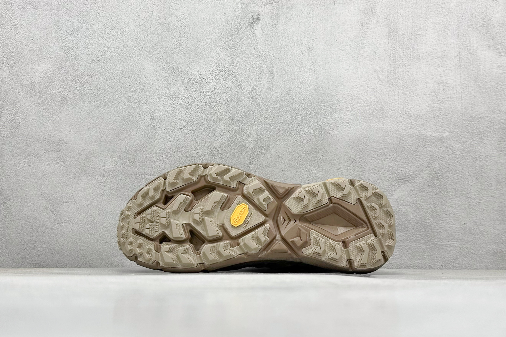 图片[4]-Satisfy xHOKA ONE ONE Mafate Speed 4 低帮专业越野跑步鞋 此球鞋继承了HOKA的经典越野鞋型MAFATE SPEED4的设计 更在此基础上进行了创新和提升 使得它既适合户外越野跑，又充满了时尚潮流的元素。它的半透明鞋面设计 不仅让鞋身看起来更加轻便 而且提供了良好的透气性 而保护性的防撕裂尼龙面料，则确保了在复杂地形中的耐用性。 双层ProFly™中底的 用，是这款鞋的另一个亮点。 VIBRAM MEGAGRIP®及 LITEBASE®大底的搭载，更是让这款鞋在保持高抓地力的 减轻了鞋底的重量 货号： 1157050 RBBR 尺码： 36 36.5 37.5 38 38.5 39 40 40.5 41.5 42 42.5 43 44 44.5 45-选品中心