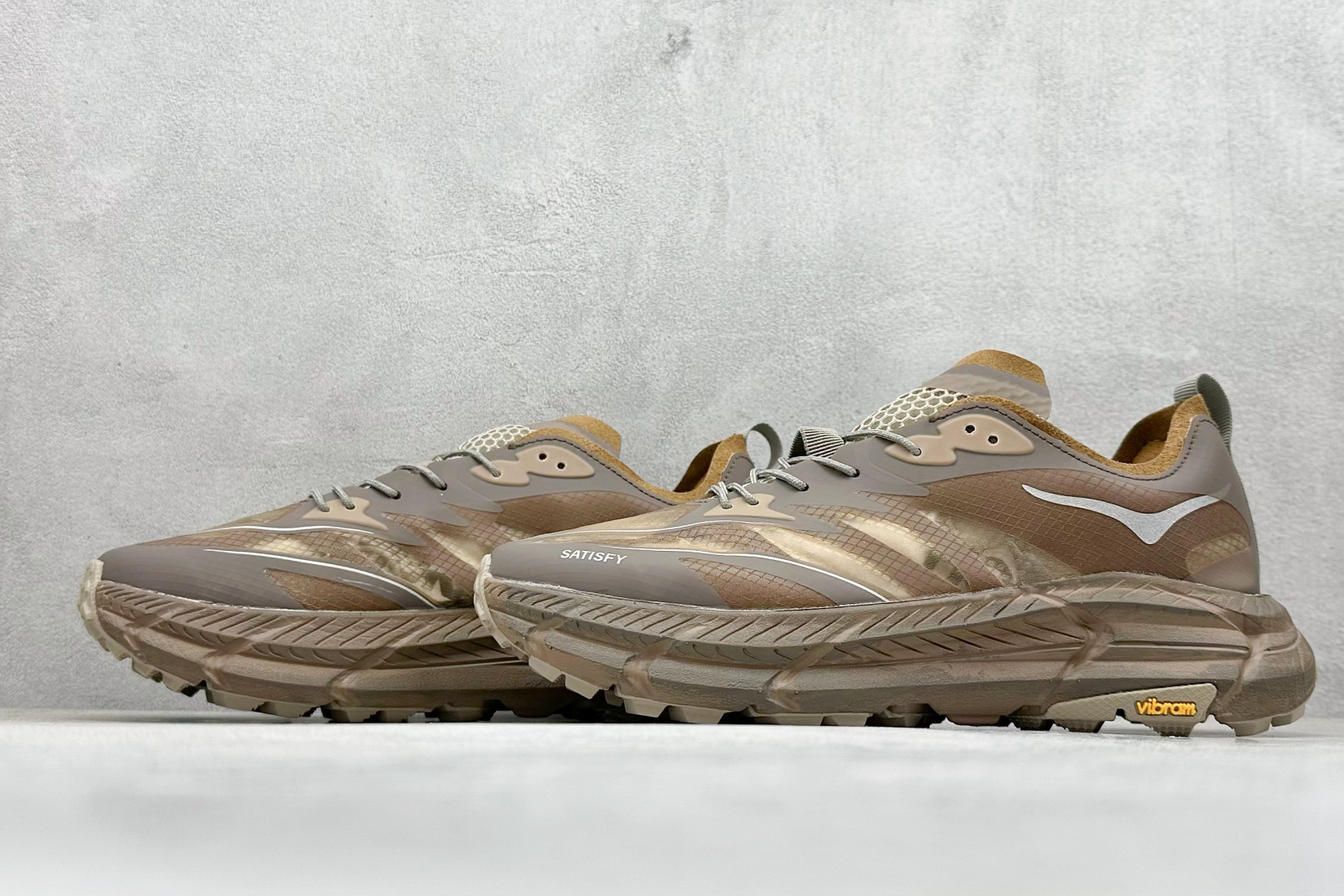 图片[5]-Satisfy xHOKA ONE ONE Mafate Speed 4 低帮专业越野跑步鞋 此球鞋继承了HOKA的经典越野鞋型MAFATE SPEED4的设计 更在此基础上进行了创新和提升 使得它既适合户外越野跑，又充满了时尚潮流的元素。它的半透明鞋面设计 不仅让鞋身看起来更加轻便 而且提供了良好的透气性 而保护性的防撕裂尼龙面料，则确保了在复杂地形中的耐用性。 双层ProFly™中底的 用，是这款鞋的另一个亮点。 VIBRAM MEGAGRIP®及 LITEBASE®大底的搭载，更是让这款鞋在保持高抓地力的 减轻了鞋底的重量 货号： 1157050 RBBR 尺码： 36 36.5 37.5 38 38.5 39 40 40.5 41.5 42 42.5 43 44 44.5 45-选品中心