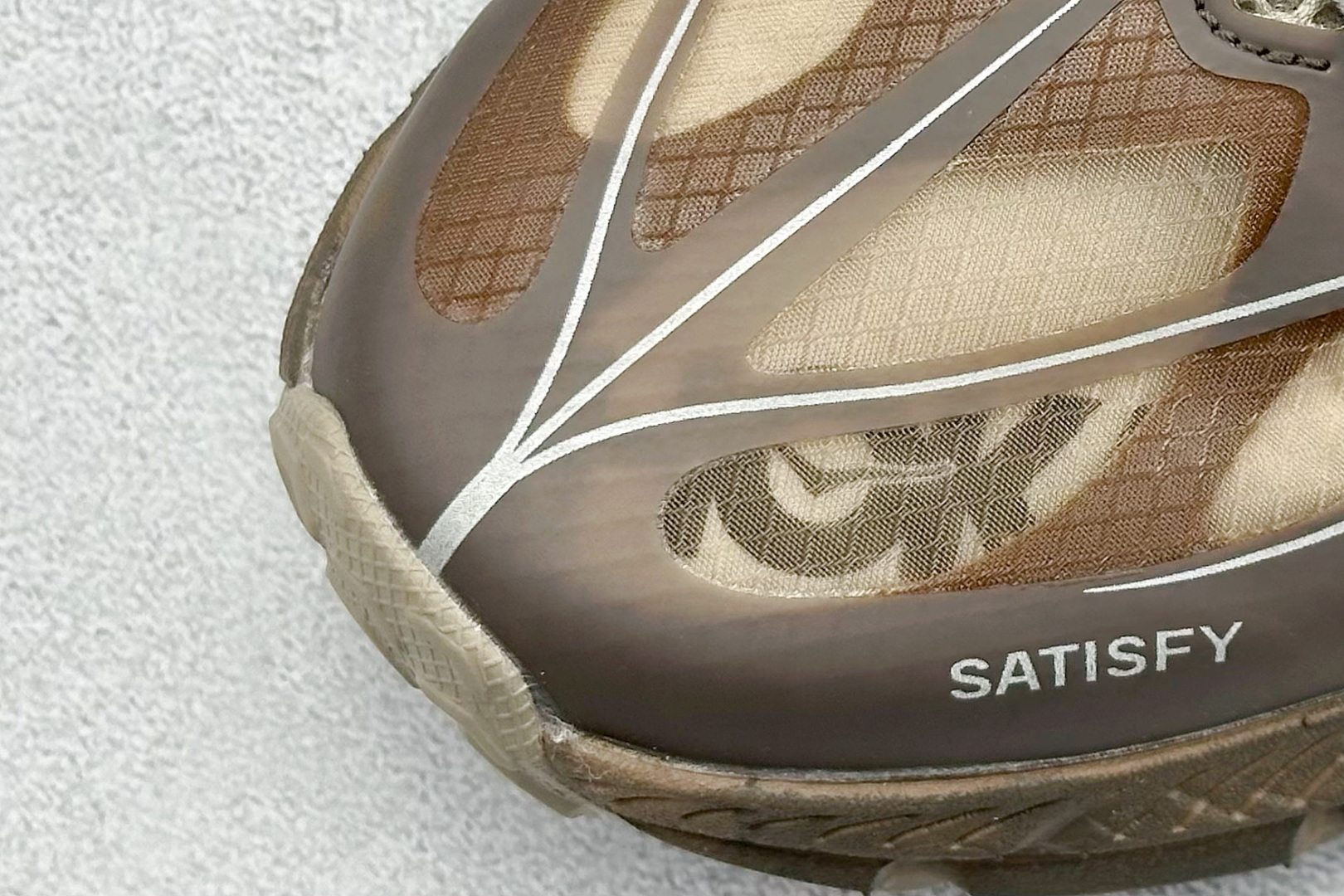 图片[7]-Satisfy xHOKA ONE ONE Mafate Speed 4 低帮专业越野跑步鞋 此球鞋继承了HOKA的经典越野鞋型MAFATE SPEED4的设计 更在此基础上进行了创新和提升 使得它既适合户外越野跑，又充满了时尚潮流的元素。它的半透明鞋面设计 不仅让鞋身看起来更加轻便 而且提供了良好的透气性 而保护性的防撕裂尼龙面料，则确保了在复杂地形中的耐用性。 双层ProFly™中底的 用，是这款鞋的另一个亮点。 VIBRAM MEGAGRIP®及 LITEBASE®大底的搭载，更是让这款鞋在保持高抓地力的 减轻了鞋底的重量 货号： 1157050 RBBR 尺码： 36 36.5 37.5 38 38.5 39 40 40.5 41.5 42 42.5 43 44 44.5 45-选品中心