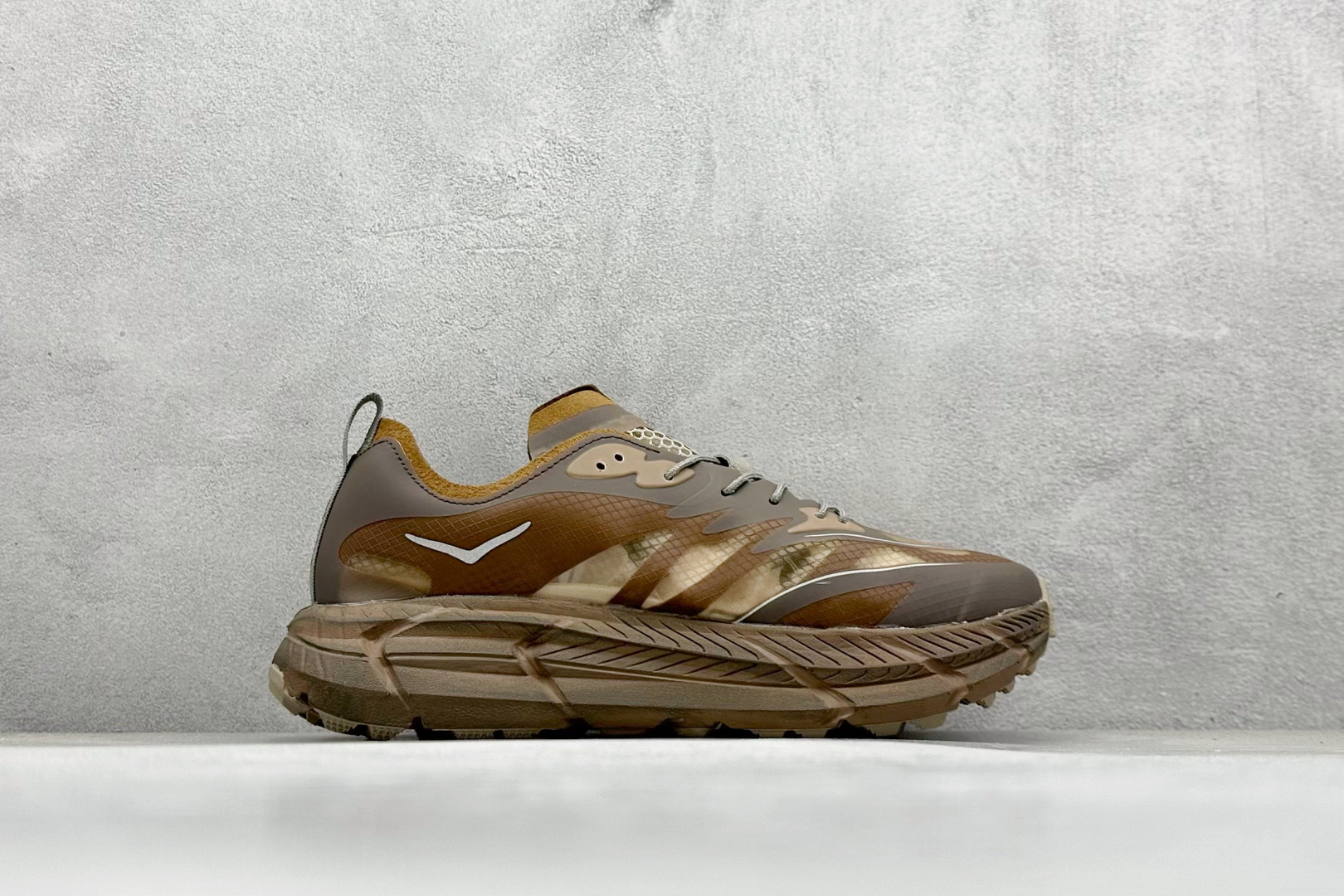 图片[2]-Satisfy xHOKA ONE ONE Mafate Speed 4 低帮专业越野跑步鞋 此球鞋继承了HOKA的经典越野鞋型MAFATE SPEED4的设计 更在此基础上进行了创新和提升 使得它既适合户外越野跑，又充满了时尚潮流的元素。它的半透明鞋面设计 不仅让鞋身看起来更加轻便 而且提供了良好的透气性 而保护性的防撕裂尼龙面料，则确保了在复杂地形中的耐用性。 双层ProFly™中底的 用，是这款鞋的另一个亮点。 VIBRAM MEGAGRIP®及 LITEBASE®大底的搭载，更是让这款鞋在保持高抓地力的 减轻了鞋底的重量 货号： 1157050 RBBR 尺码： 36 36.5 37.5 38 38.5 39 40 40.5 41.5 42 42.5 43 44 44.5 45-选品中心