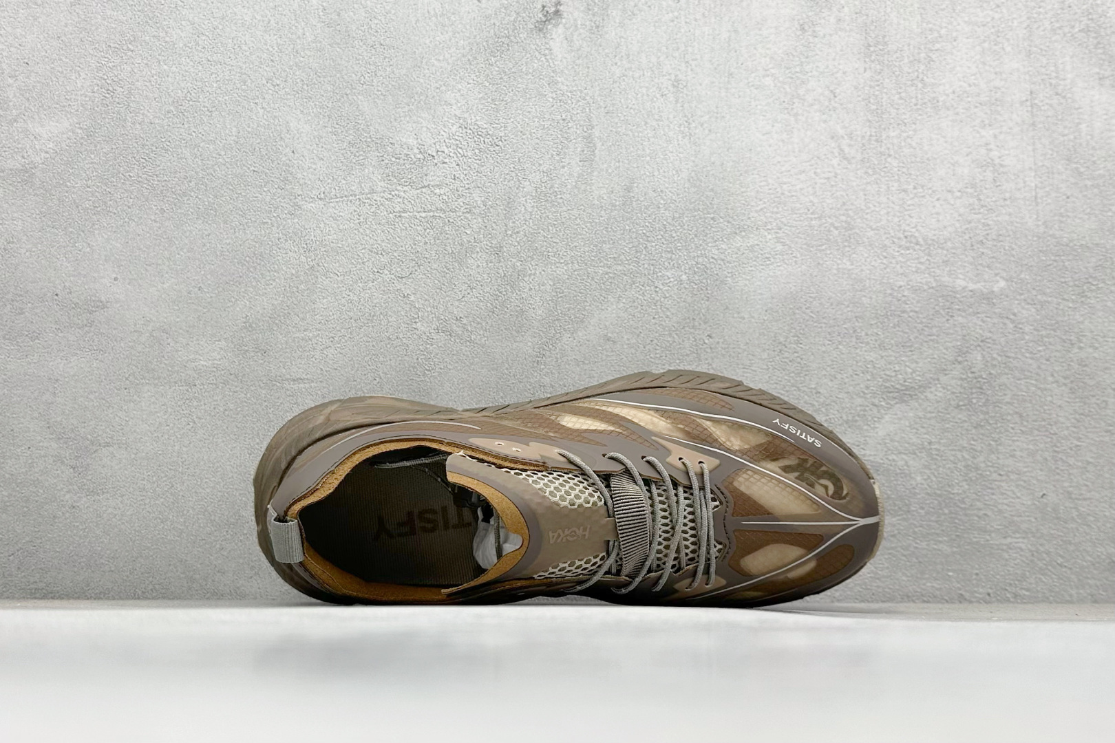 图片[3]-Satisfy xHOKA ONE ONE Mafate Speed 4 低帮专业越野跑步鞋 此球鞋继承了HOKA的经典越野鞋型MAFATE SPEED4的设计 更在此基础上进行了创新和提升 使得它既适合户外越野跑，又充满了时尚潮流的元素。它的半透明鞋面设计 不仅让鞋身看起来更加轻便 而且提供了良好的透气性 而保护性的防撕裂尼龙面料，则确保了在复杂地形中的耐用性。 双层ProFly™中底的 用，是这款鞋的另一个亮点。 VIBRAM MEGAGRIP®及 LITEBASE®大底的搭载，更是让这款鞋在保持高抓地力的 减轻了鞋底的重量 货号： 1157050 RBBR 尺码： 36 36.5 37.5 38 38.5 39 40 40.5 41.5 42 42.5 43 44 44.5 45-选品中心