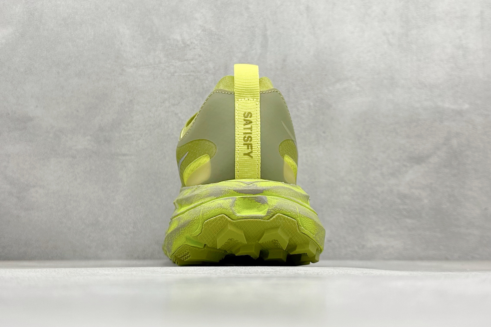 图片[6]-Satisfy xHOKA ONE ONE Mafate Speed 4 低帮专业越野跑步鞋 此球鞋继承了HOKA的经典越野鞋型MAFATE SPEED4的设计 更在此基础上进行了创新和提升 使得它既适合户外越野跑，又充满了时尚潮流的元素。它的半透明鞋面设计 不仅让鞋身看起来更加轻便 而且提供了良好的透气性 而保护性的防撕裂尼龙面料，则确保了在复杂地形中的耐用性。 双层ProFly™中底的 用，是这款鞋的另一个亮点。 VIBRAM MEGAGRIP®及 LITEBASE®大底的搭载，更是让这款鞋在保持高抓地力的 减轻了鞋底的重量 货号： 1157050 SLFR 尺码： 36 36.5 37.5 38 38.5 39 40 40.5 41.5 42 42.5 43 44 44.5 45-选品中心