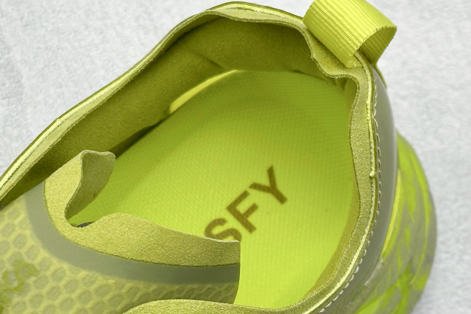 图片[8]-Satisfy xHOKA ONE ONE Mafate Speed 4 低帮专业越野跑步鞋 此球鞋继承了HOKA的经典越野鞋型MAFATE SPEED4的设计 更在此基础上进行了创新和提升 使得它既适合户外越野跑，又充满了时尚潮流的元素。它的半透明鞋面设计 不仅让鞋身看起来更加轻便 而且提供了良好的透气性 而保护性的防撕裂尼龙面料，则确保了在复杂地形中的耐用性。 双层ProFly™中底的 用，是这款鞋的另一个亮点。 VIBRAM MEGAGRIP®及 LITEBASE®大底的搭载，更是让这款鞋在保持高抓地力的 减轻了鞋底的重量 货号： 1157050 SLFR 尺码： 36 36.5 37.5 38 38.5 39 40 40.5 41.5 42 42.5 43 44 44.5 45-选品中心