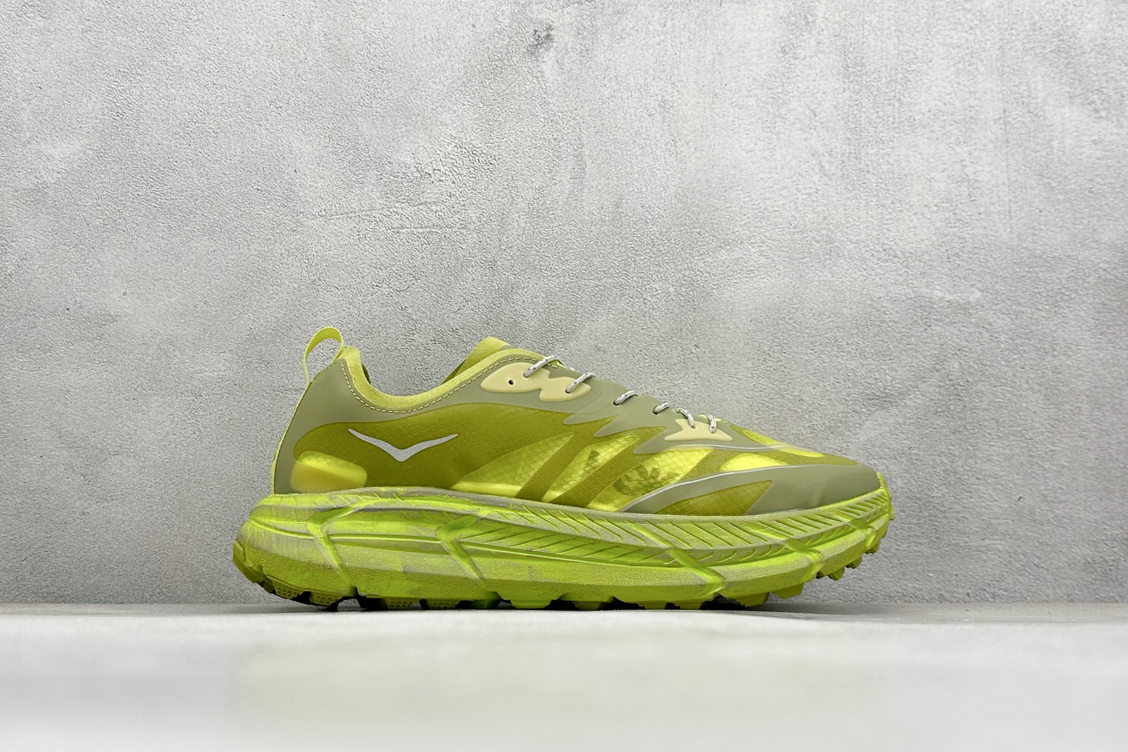 图片[2]-Satisfy xHOKA ONE ONE Mafate Speed 4 低帮专业越野跑步鞋 此球鞋继承了HOKA的经典越野鞋型MAFATE SPEED4的设计 更在此基础上进行了创新和提升 使得它既适合户外越野跑，又充满了时尚潮流的元素。它的半透明鞋面设计 不仅让鞋身看起来更加轻便 而且提供了良好的透气性 而保护性的防撕裂尼龙面料，则确保了在复杂地形中的耐用性。 双层ProFly™中底的 用，是这款鞋的另一个亮点。 VIBRAM MEGAGRIP®及 LITEBASE®大底的搭载，更是让这款鞋在保持高抓地力的 减轻了鞋底的重量 货号： 1157050 SLFR 尺码： 36 36.5 37.5 38 38.5 39 40 40.5 41.5 42 42.5 43 44 44.5 45-选品中心