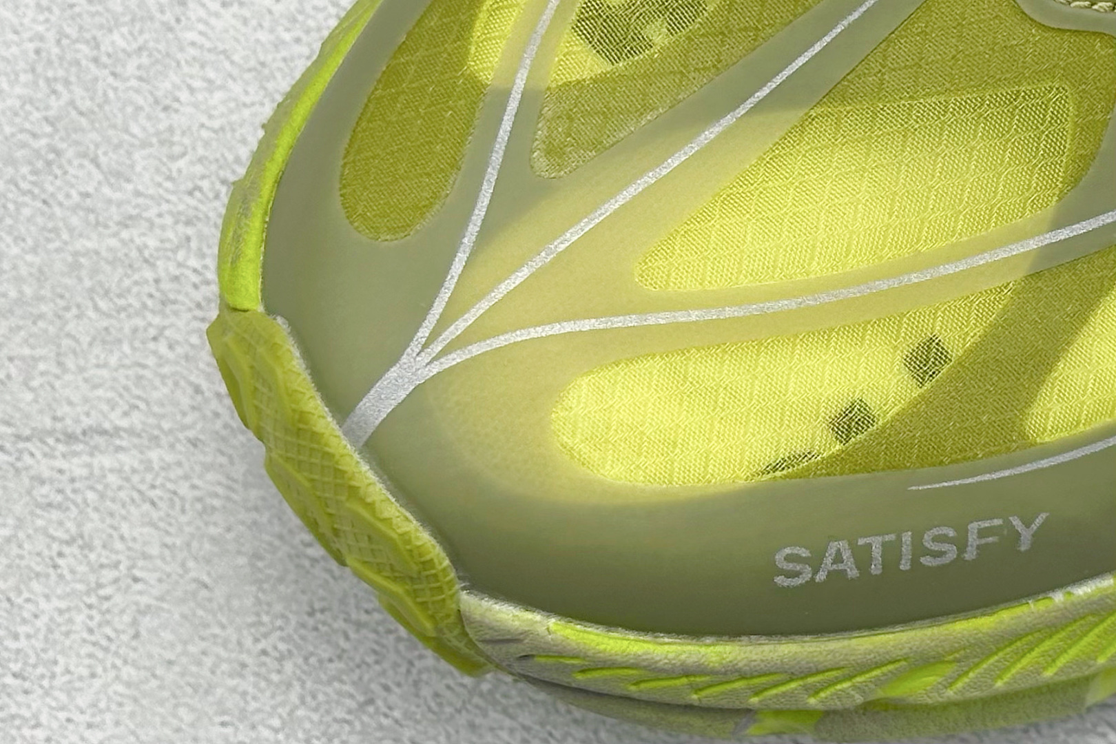 图片[7]-Satisfy xHOKA ONE ONE Mafate Speed 4 低帮专业越野跑步鞋 此球鞋继承了HOKA的经典越野鞋型MAFATE SPEED4的设计 更在此基础上进行了创新和提升 使得它既适合户外越野跑，又充满了时尚潮流的元素。它的半透明鞋面设计 不仅让鞋身看起来更加轻便 而且提供了良好的透气性 而保护性的防撕裂尼龙面料，则确保了在复杂地形中的耐用性。 双层ProFly™中底的 用，是这款鞋的另一个亮点。 VIBRAM MEGAGRIP®及 LITEBASE®大底的搭载，更是让这款鞋在保持高抓地力的 减轻了鞋底的重量 货号： 1157050 SLFR 尺码： 36 36.5 37.5 38 38.5 39 40 40.5 41.5 42 42.5 43 44 44.5 45-选品中心