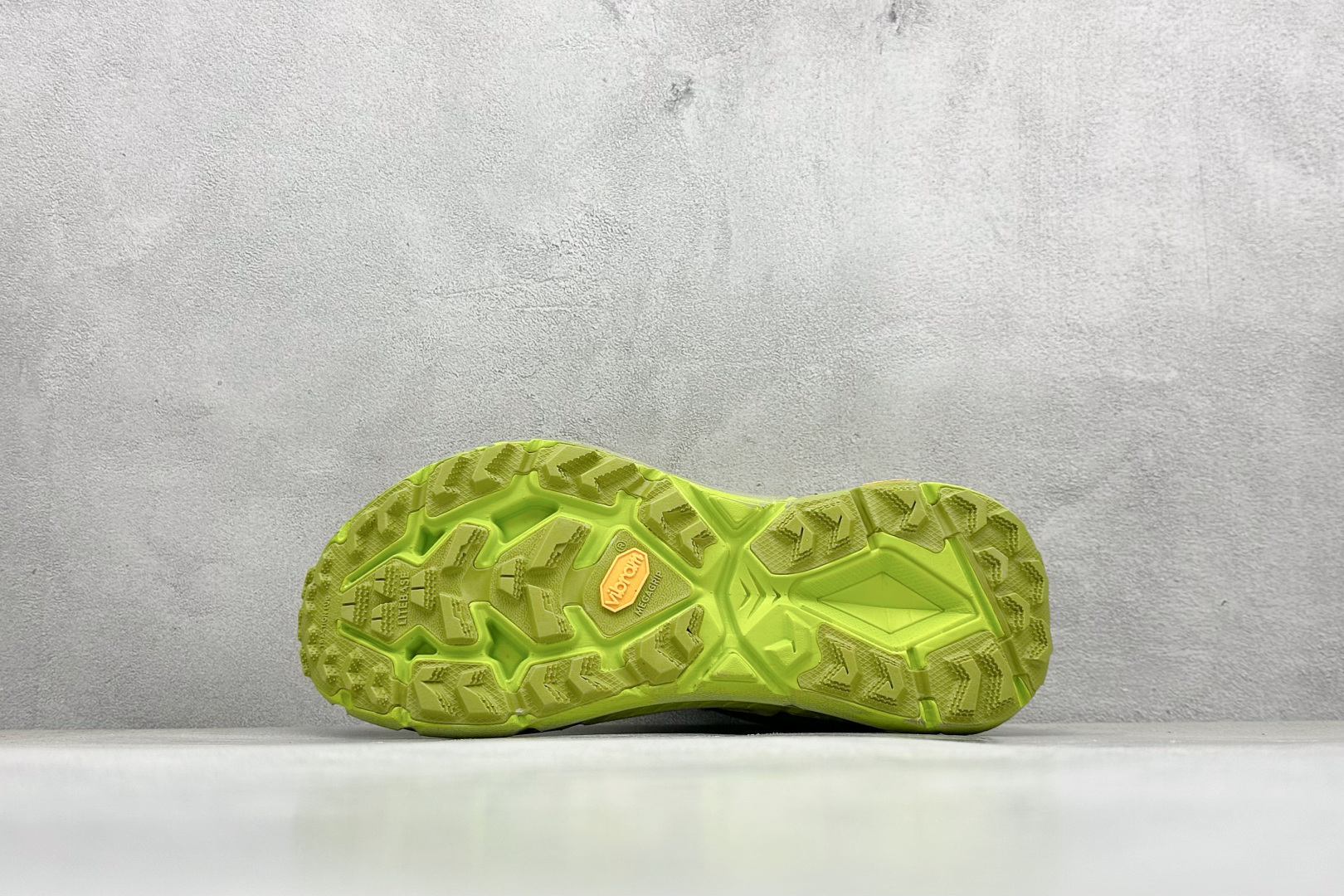 图片[4]-Satisfy xHOKA ONE ONE Mafate Speed 4 低帮专业越野跑步鞋 此球鞋继承了HOKA的经典越野鞋型MAFATE SPEED4的设计 更在此基础上进行了创新和提升 使得它既适合户外越野跑，又充满了时尚潮流的元素。它的半透明鞋面设计 不仅让鞋身看起来更加轻便 而且提供了良好的透气性 而保护性的防撕裂尼龙面料，则确保了在复杂地形中的耐用性。 双层ProFly™中底的 用，是这款鞋的另一个亮点。 VIBRAM MEGAGRIP®及 LITEBASE®大底的搭载，更是让这款鞋在保持高抓地力的 减轻了鞋底的重量 货号： 1157050 SLFR 尺码： 36 36.5 37.5 38 38.5 39 40 40.5 41.5 42 42.5 43 44 44.5 45-选品中心