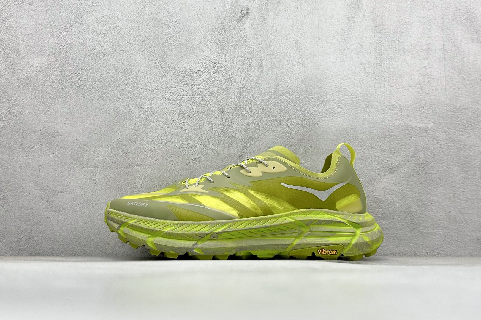 Satisfy xHOKA ONE ONE Mafate Speed 4 低帮专业越野跑步鞋 此球鞋继承了HOKA的经典越野鞋型MAFATE SPEED4的设计 更在此基础上进行了创新和提升 使得它既适合户外越野跑，又充满了时尚潮流的元素。它的半透明鞋面设计 不仅让鞋身看起来更加轻便 而且提供了良好的透气性 而保护性的防撕裂尼龙面料，则确保了在复杂地形中的耐用性。 双层ProFly™中底的 用，是这款鞋的另一个亮点。 VIBRAM MEGAGRIP®及 LITEBASE®大底的搭载，更是让这款鞋在保持高抓地力的 减轻了鞋底的重量 货号： 1157050 SLFR 尺码： 36 36.5 37.5 38 38.5 39 40 40.5 41.5 42 42.5 43 44 44.5 45-选品中心