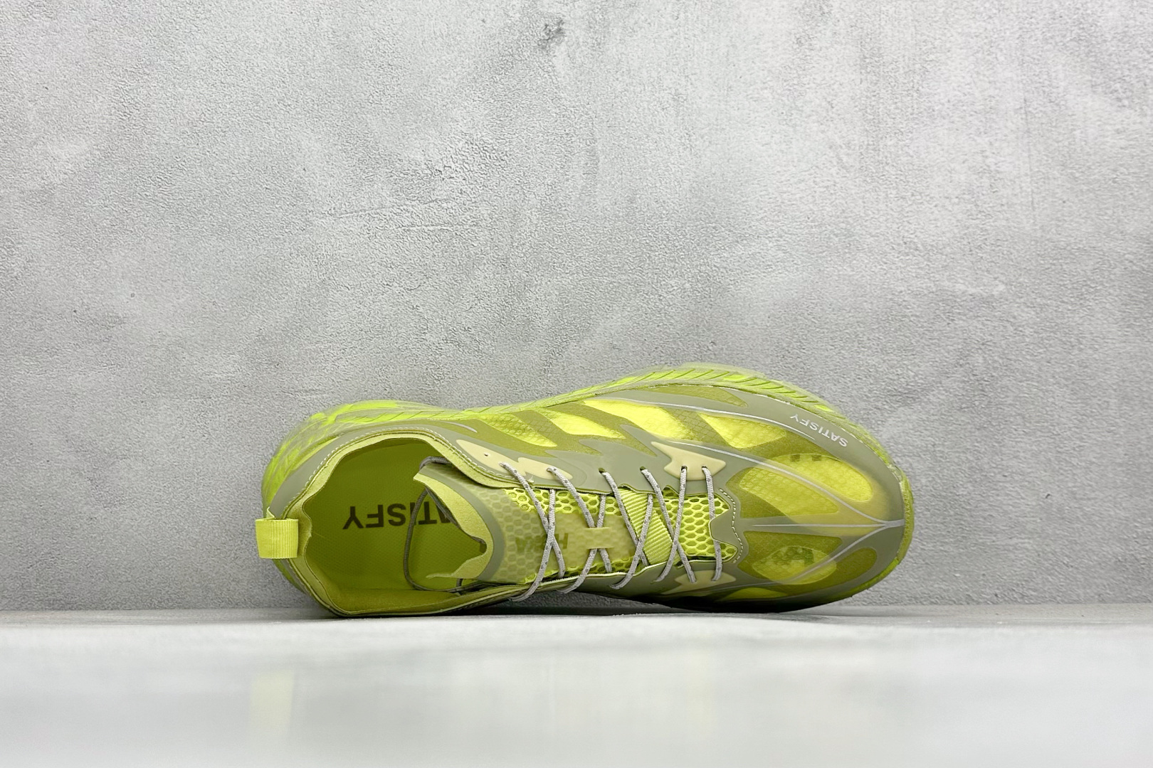 图片[3]-Satisfy xHOKA ONE ONE Mafate Speed 4 低帮专业越野跑步鞋 此球鞋继承了HOKA的经典越野鞋型MAFATE SPEED4的设计 更在此基础上进行了创新和提升 使得它既适合户外越野跑，又充满了时尚潮流的元素。它的半透明鞋面设计 不仅让鞋身看起来更加轻便 而且提供了良好的透气性 而保护性的防撕裂尼龙面料，则确保了在复杂地形中的耐用性。 双层ProFly™中底的 用，是这款鞋的另一个亮点。 VIBRAM MEGAGRIP®及 LITEBASE®大底的搭载，更是让这款鞋在保持高抓地力的 减轻了鞋底的重量 货号： 1157050 SLFR 尺码： 36 36.5 37.5 38 38.5 39 40 40.5 41.5 42 42.5 43 44 44.5 45-选品中心