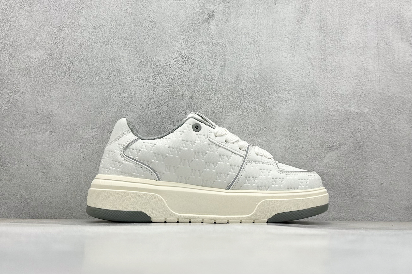 图片[2]-NY平台订单 MLB Chunky Liner 学长鞋系列低帮老爹风轻量增高厚底百搭休闲运动慢跑鞋 春季学院穿搭爆款 Korea韩国限定联名NY美国榄球纽约洋基队 独家一比一RB+MD组合大底 高频后跟小人Logo精准对位立体饱满 正确网布加超迁鞋面 转印中底走线紧密 转印Logo工艺表层防刮不掉色 尺码：35-45-选品中心