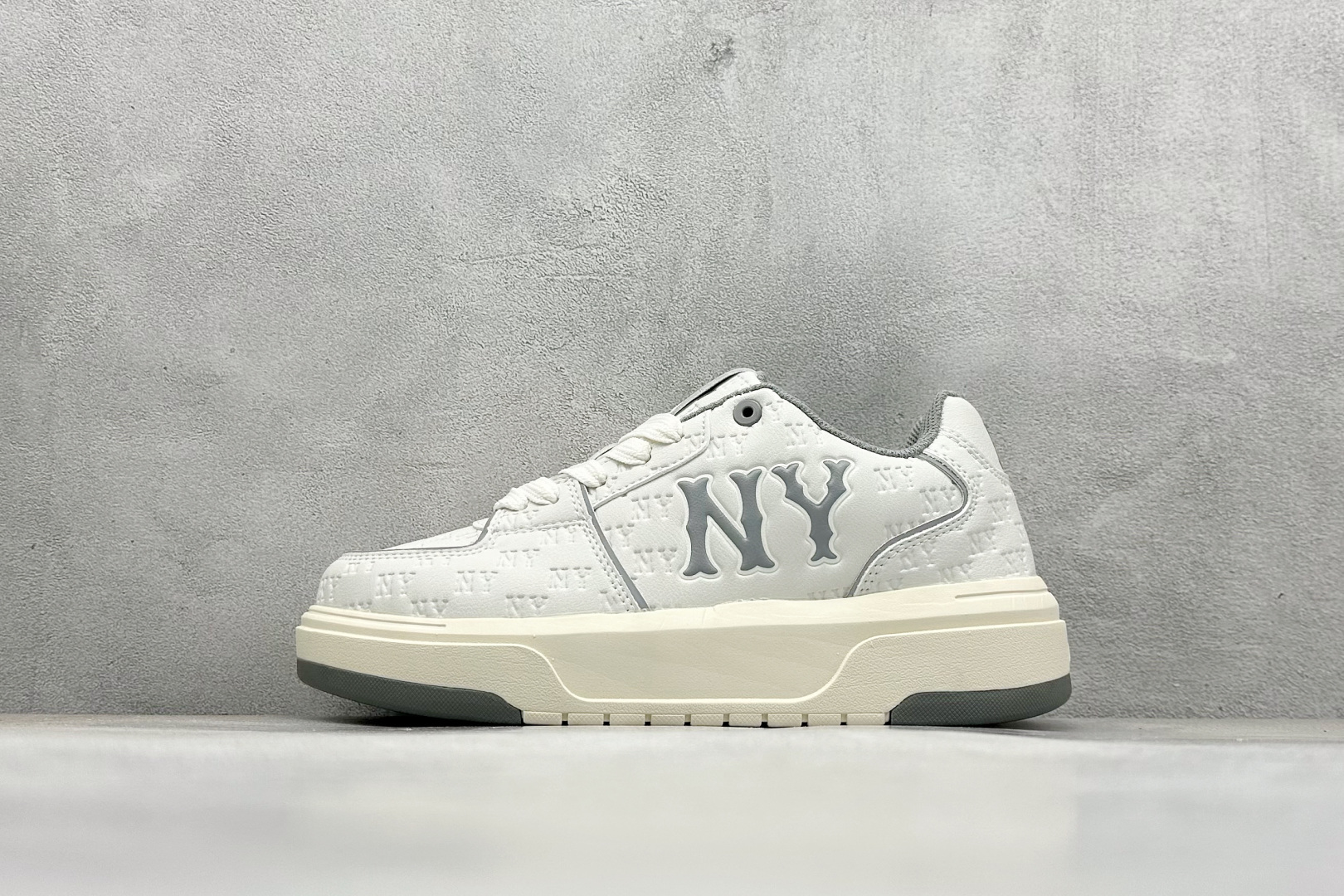 NY平台订单 MLB Chunky Liner 学长鞋系列低帮老爹风轻量增高厚底百搭休闲运动慢跑鞋 春季学院穿搭爆款 Korea韩国限定联名NY美国榄球纽约洋基队 独家一比一RB+MD组合大底 高频后跟小人Logo精准对位立体饱满 正确网布加超迁鞋面 转印中底走线紧密 转印Logo工艺表层防刮不掉色 尺码:35-45-选品中心