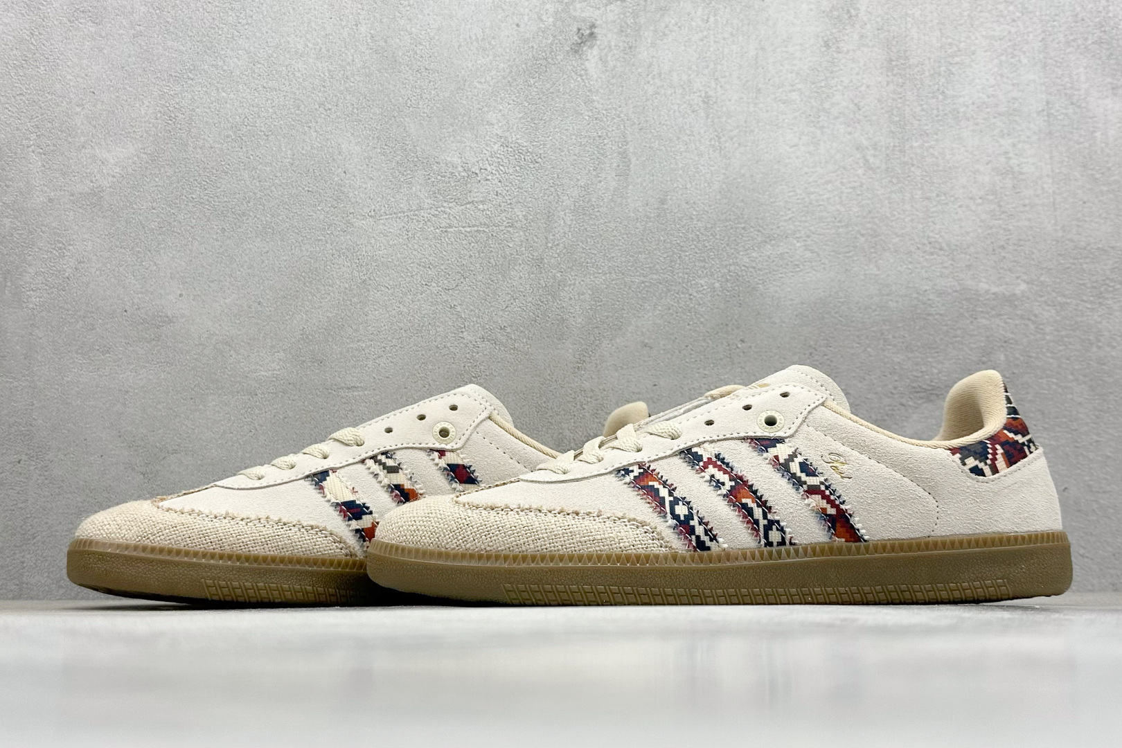 图片[5]-YH长青福利  AD Original Samba OG 复古经典轻便板鞋 带有装饰的超锁缝制和无缝的手感 柔软、柔软的皮革造型和标志性的3条纹完成了精致的外观 正规合身鞋带 鞋面上有绒面鞋垫 橡胶鞋底 享受正畸套筒软感 自50年代首次亮相以来就一直在赢得粉丝的青睐！ 货号：IE0167-选品中心