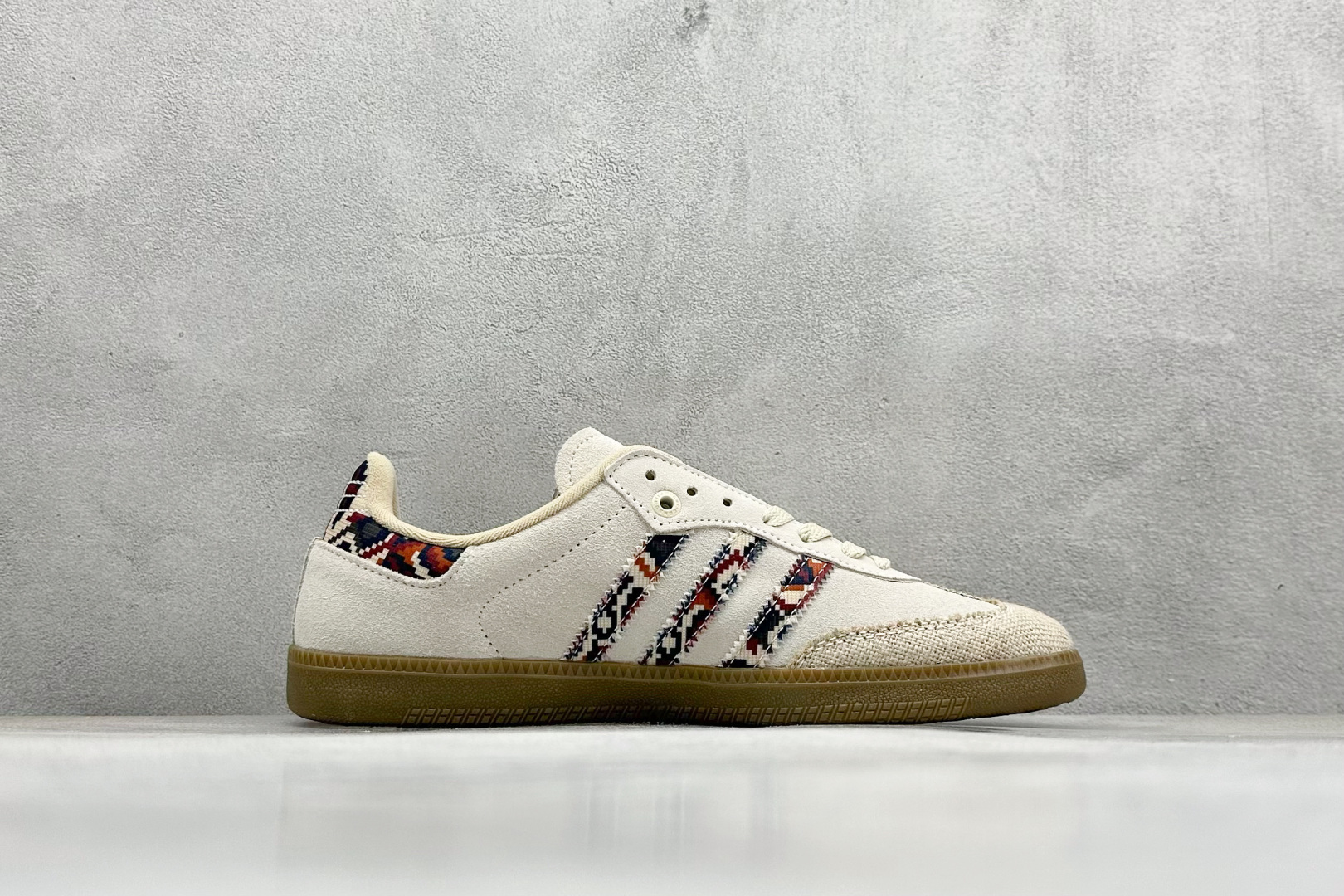 图片[2]-YH长青福利  AD Original Samba OG 复古经典轻便板鞋 带有装饰的超锁缝制和无缝的手感 柔软、柔软的皮革造型和标志性的3条纹完成了精致的外观 正规合身鞋带 鞋面上有绒面鞋垫 橡胶鞋底 享受正畸套筒软感 自50年代首次亮相以来就一直在赢得粉丝的青睐！ 货号：IE0167-选品中心