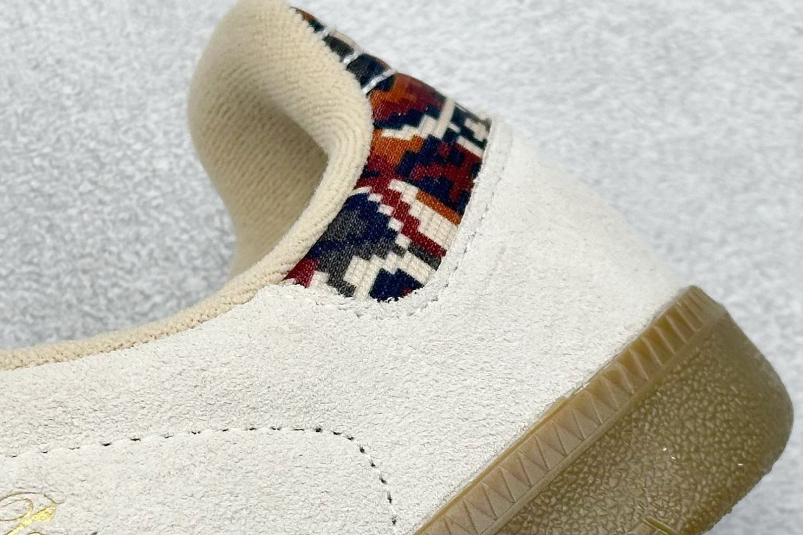 图片[9]-YH长青福利  AD Original Samba OG 复古经典轻便板鞋 带有装饰的超锁缝制和无缝的手感 柔软、柔软的皮革造型和标志性的3条纹完成了精致的外观 正规合身鞋带 鞋面上有绒面鞋垫 橡胶鞋底 享受正畸套筒软感 自50年代首次亮相以来就一直在赢得粉丝的青睐！ 货号：IE0167-选品中心