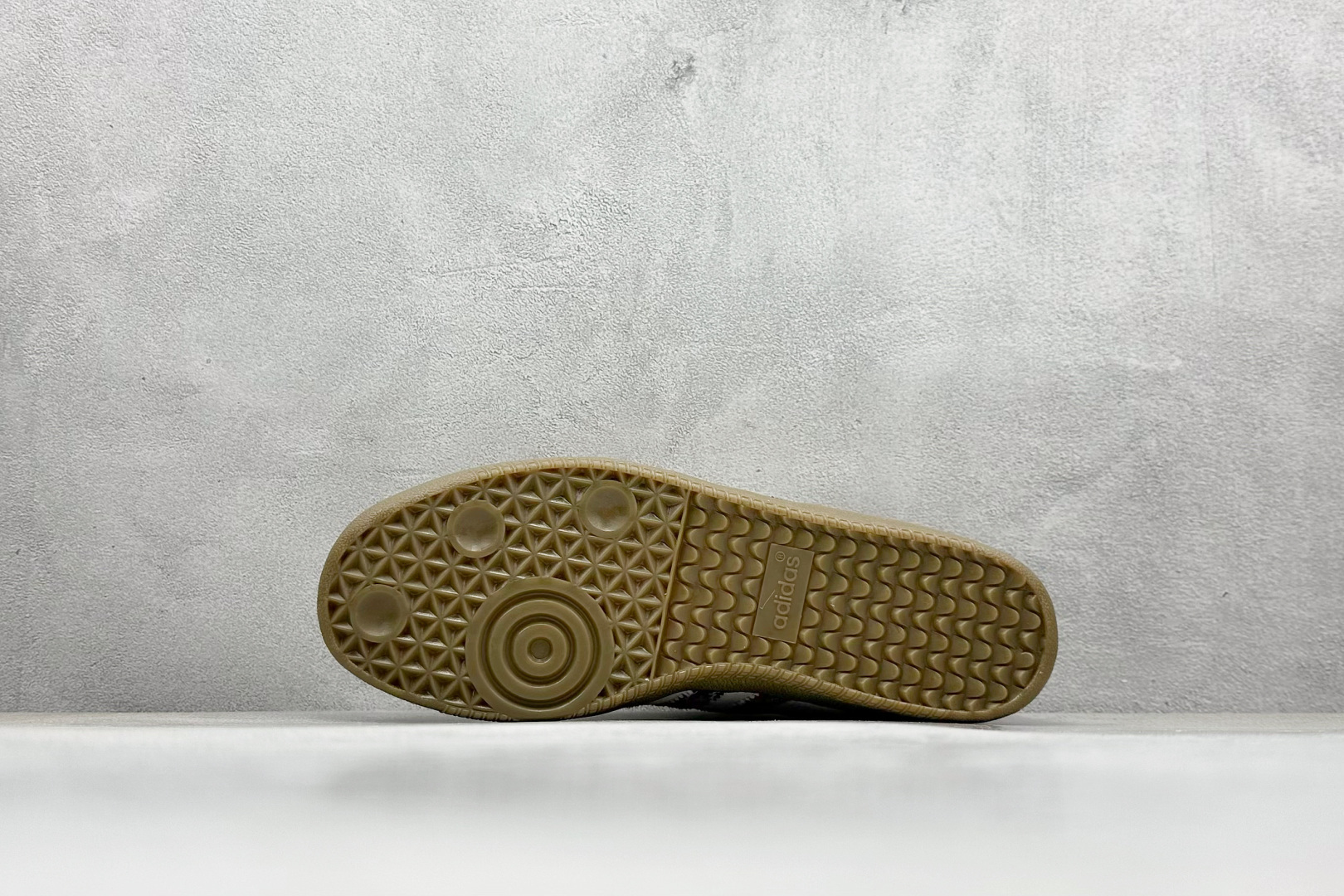 图片[4]-YH长青福利  AD Original Samba OG 复古经典轻便板鞋 带有装饰的超锁缝制和无缝的手感 柔软、柔软的皮革造型和标志性的3条纹完成了精致的外观 正规合身鞋带 鞋面上有绒面鞋垫 橡胶鞋底 享受正畸套筒软感 自50年代首次亮相以来就一直在赢得粉丝的青睐！ 货号：IE0167-选品中心