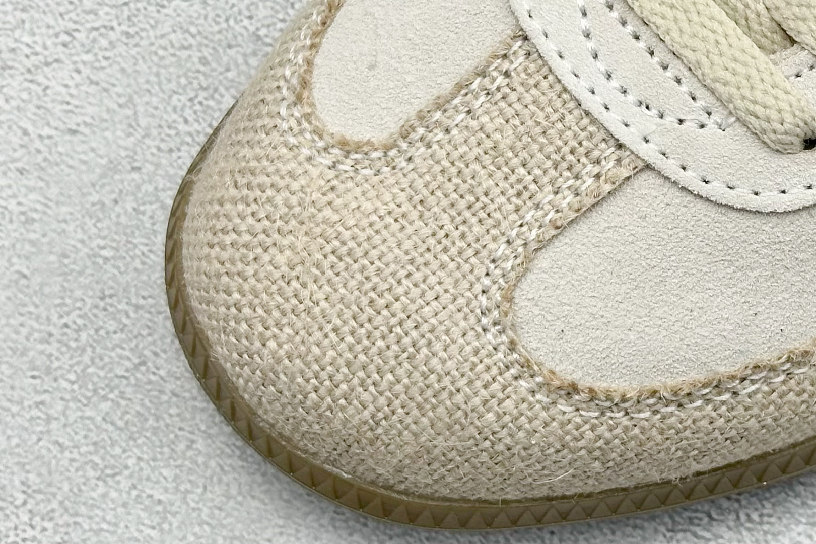 图片[7]-YH长青福利  AD Original Samba OG 复古经典轻便板鞋 带有装饰的超锁缝制和无缝的手感 柔软、柔软的皮革造型和标志性的3条纹完成了精致的外观 正规合身鞋带 鞋面上有绒面鞋垫 橡胶鞋底 享受正畸套筒软感 自50年代首次亮相以来就一直在赢得粉丝的青睐！ 货号：IE0167-选品中心