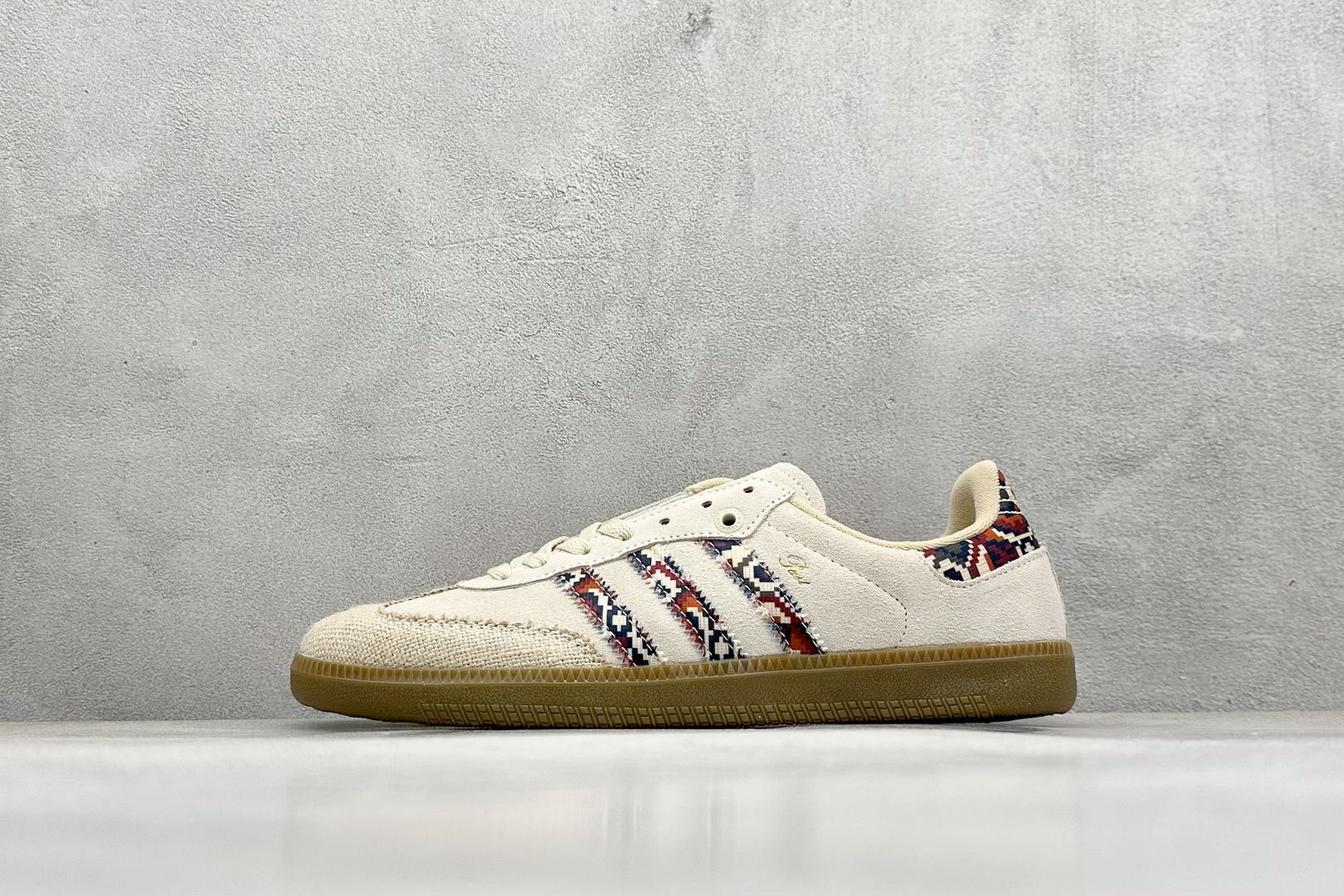 YH长青福利  AD Original Samba OG 复古经典轻便板鞋 带有装饰的超锁缝制和无缝的手感 柔软、柔软的皮革造型和标志性的3条纹完成了精致的外观 正规合身鞋带 鞋面上有绒面鞋垫 橡胶鞋底 享受正畸套筒软感 自50年代首次亮相以来就一直在赢得粉丝的青睐！ 货号：IE0167-选品中心