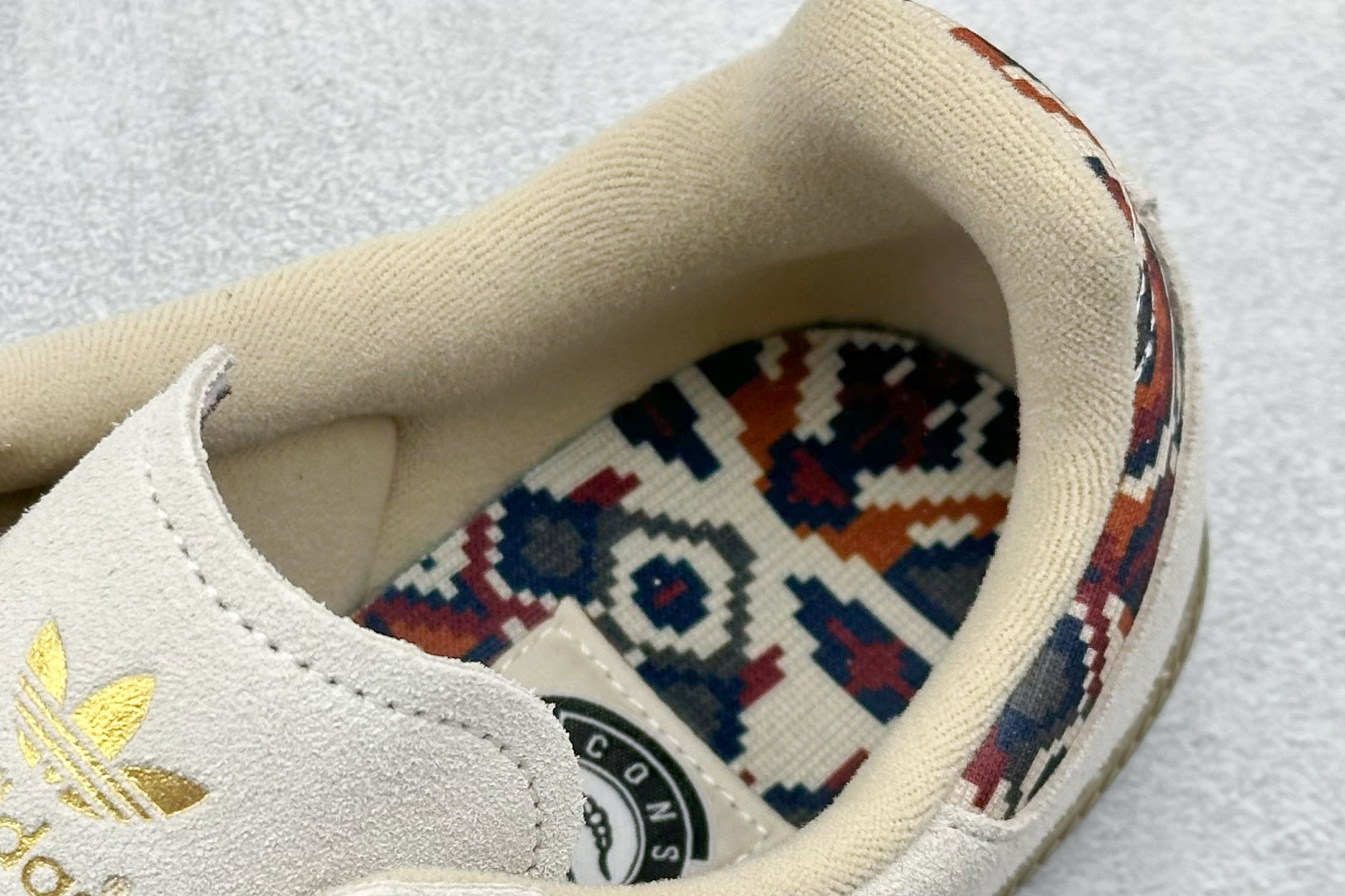 图片[8]-YH长青福利  AD Original Samba OG 复古经典轻便板鞋 带有装饰的超锁缝制和无缝的手感 柔软、柔软的皮革造型和标志性的3条纹完成了精致的外观 正规合身鞋带 鞋面上有绒面鞋垫 橡胶鞋底 享受正畸套筒软感 自50年代首次亮相以来就一直在赢得粉丝的青睐！ 货号：IE0167-选品中心