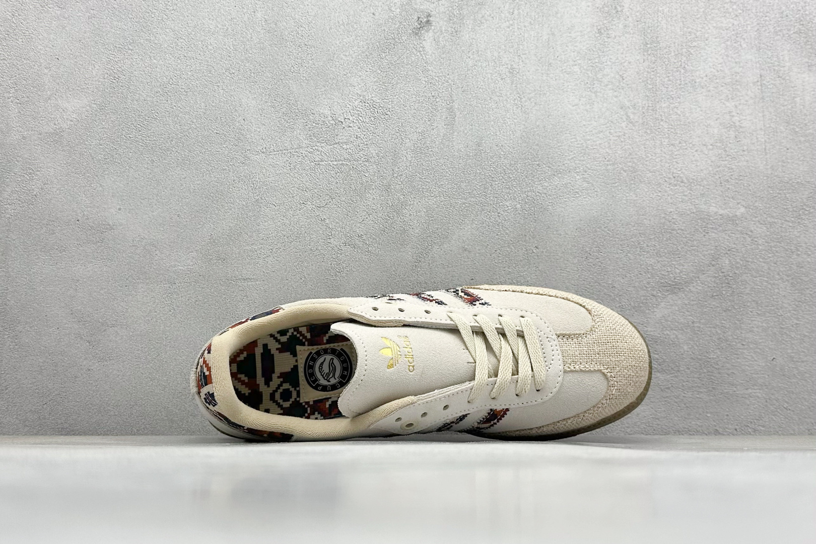 图片[3]-YH长青福利  AD Original Samba OG 复古经典轻便板鞋 带有装饰的超锁缝制和无缝的手感 柔软、柔软的皮革造型和标志性的3条纹完成了精致的外观 正规合身鞋带 鞋面上有绒面鞋垫 橡胶鞋底 享受正畸套筒软感 自50年代首次亮相以来就一直在赢得粉丝的青睐！ 货号：IE0167-选品中心