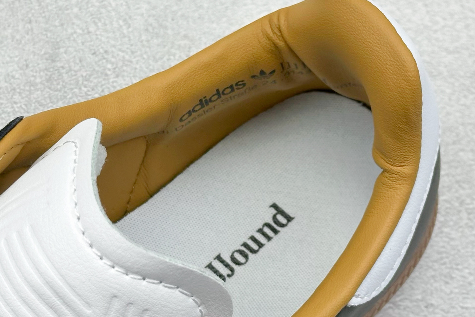 图片[8]-YH长青福利  AD Original Samba OG 复古经典轻便板鞋 带有装饰的超锁缝制和无缝的手感 柔软、柔软的皮革造型和标志性的3条纹完成了精致的外观 正规合身鞋带 鞋面上有绒面鞋垫 橡胶鞋底 享受正畸套筒软感 自50年代首次亮相以来就一直在赢得粉丝的青睐！ 货号：ID8707-选品中心