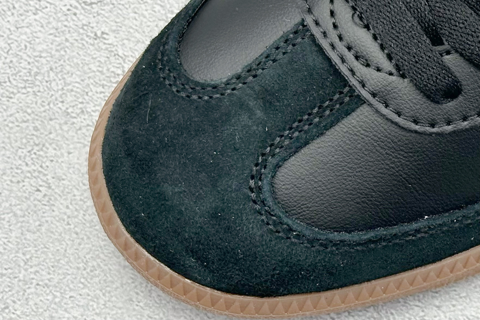 图片[7]-YH长青福利  AD Original Samba OG 复古经典轻便板鞋 带有装饰的超锁缝制和无缝的手感 柔软、柔软的皮革造型和标志性的3条纹完成了精致的外观 正规合身鞋带 鞋面上有绒面鞋垫 橡胶鞋底 享受正畸套筒软感 自50年代首次亮相以来就一直在赢得粉丝的青睐！ 货号：ID8707-选品中心