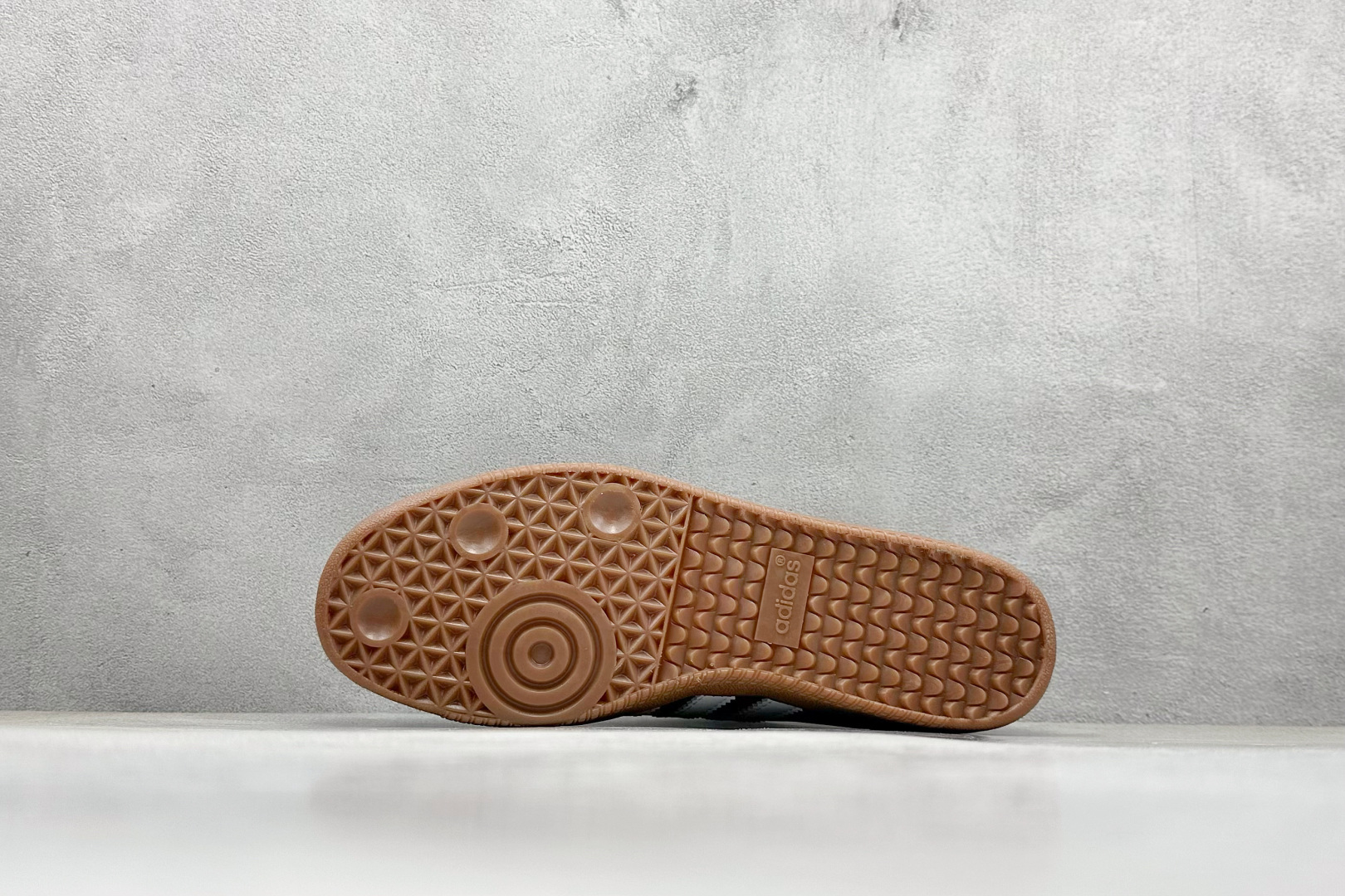 图片[4]-YH长青福利  AD Original Samba OG 复古经典轻便板鞋 带有装饰的超锁缝制和无缝的手感 柔软、柔软的皮革造型和标志性的3条纹完成了精致的外观 正规合身鞋带 鞋面上有绒面鞋垫 橡胶鞋底 享受正畸套筒软感 自50年代首次亮相以来就一直在赢得粉丝的青睐！ 货号：ID8707-选品中心