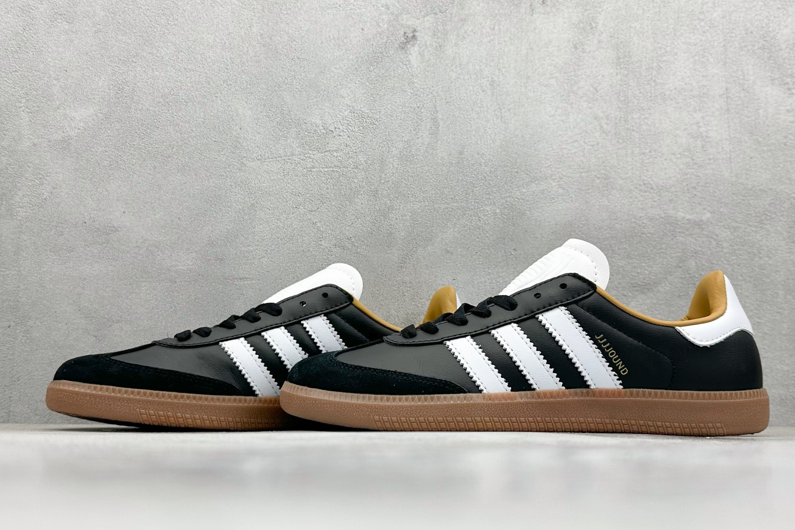 图片[5]-YH长青福利  AD Original Samba OG 复古经典轻便板鞋 带有装饰的超锁缝制和无缝的手感 柔软、柔软的皮革造型和标志性的3条纹完成了精致的外观 正规合身鞋带 鞋面上有绒面鞋垫 橡胶鞋底 享受正畸套筒软感 自50年代首次亮相以来就一直在赢得粉丝的青睐！ 货号：ID8707-选品中心