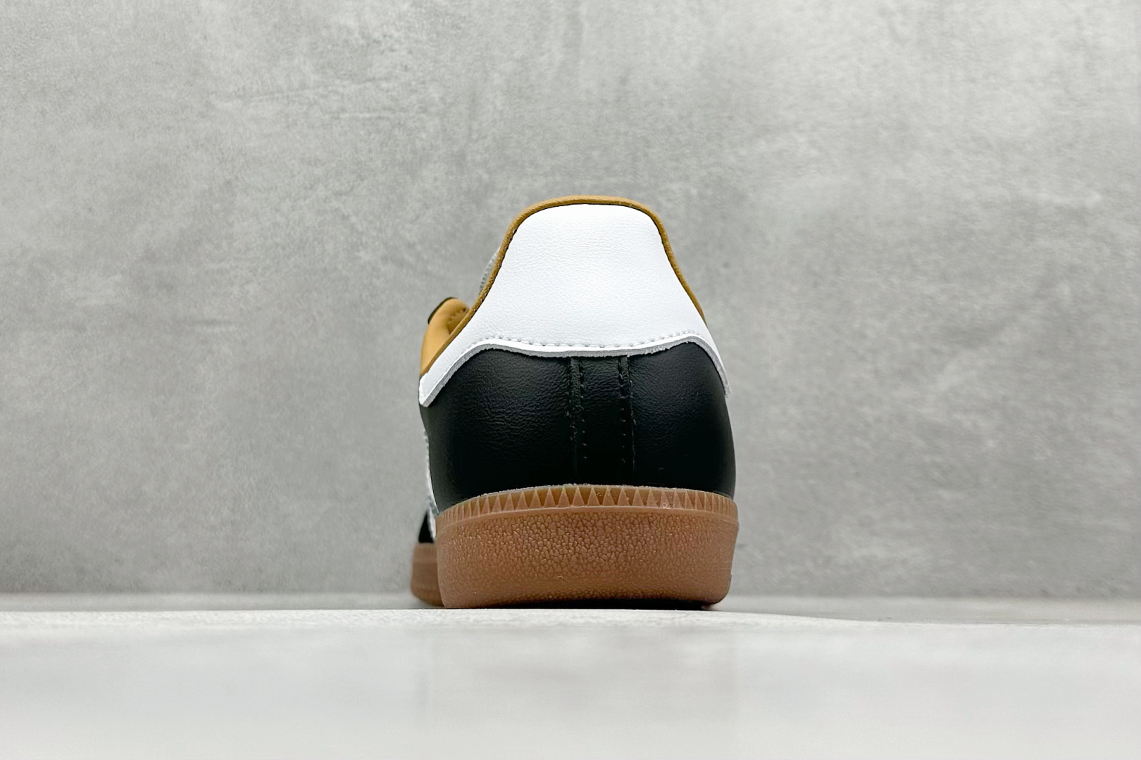 图片[6]-YH长青福利  AD Original Samba OG 复古经典轻便板鞋 带有装饰的超锁缝制和无缝的手感 柔软、柔软的皮革造型和标志性的3条纹完成了精致的外观 正规合身鞋带 鞋面上有绒面鞋垫 橡胶鞋底 享受正畸套筒软感 自50年代首次亮相以来就一直在赢得粉丝的青睐！ 货号：ID8707-选品中心