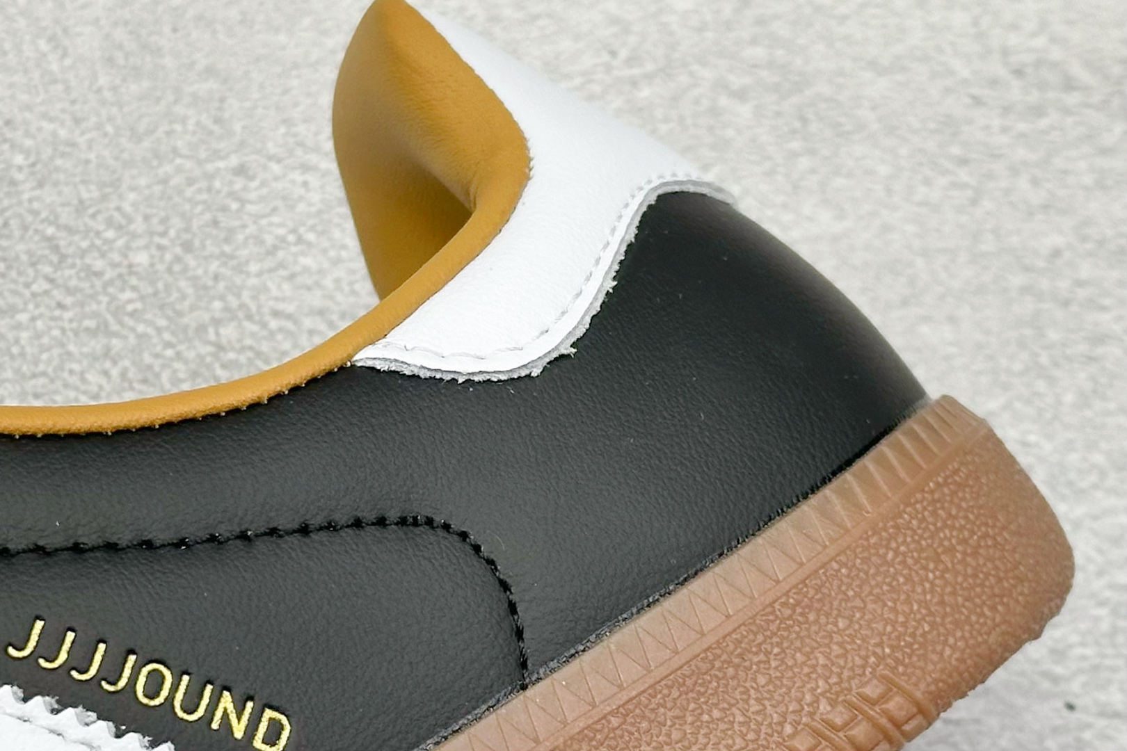 图片[9]-YH长青福利  AD Original Samba OG 复古经典轻便板鞋 带有装饰的超锁缝制和无缝的手感 柔软、柔软的皮革造型和标志性的3条纹完成了精致的外观 正规合身鞋带 鞋面上有绒面鞋垫 橡胶鞋底 享受正畸套筒软感 自50年代首次亮相以来就一直在赢得粉丝的青睐！ 货号：ID8707-选品中心