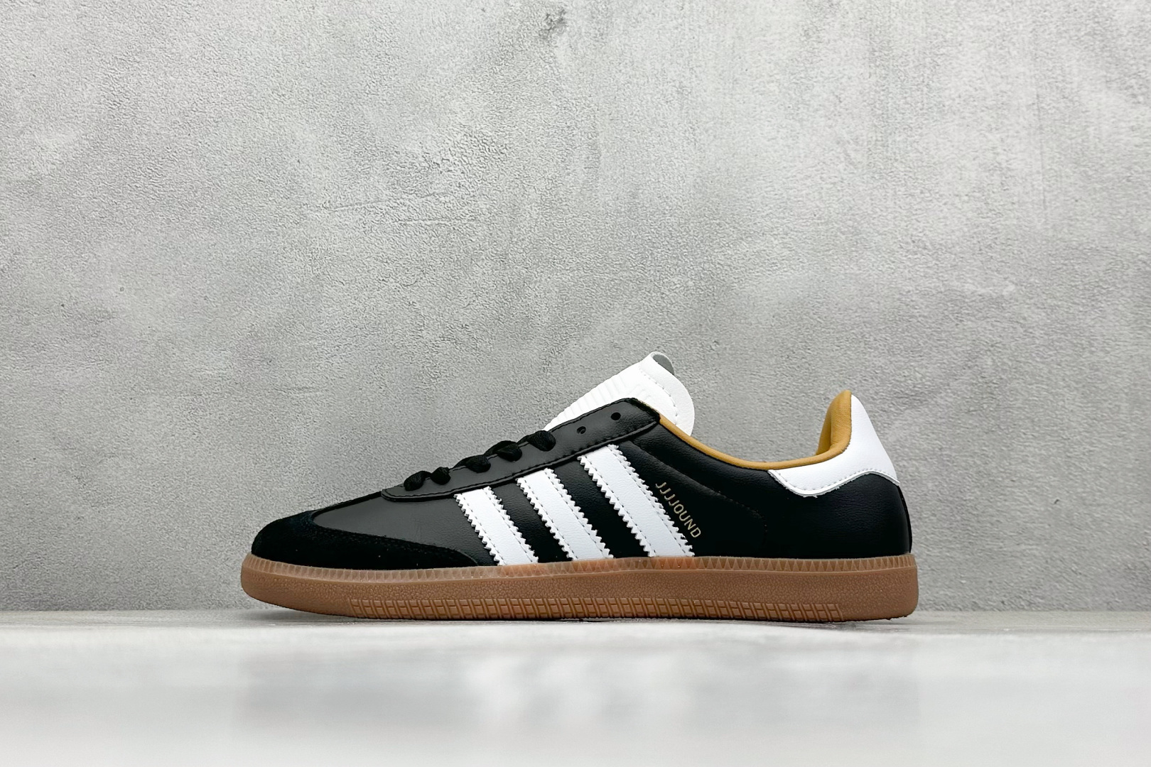 YH长青福利  AD Original Samba OG 复古经典轻便板鞋 带有装饰的超锁缝制和无缝的手感 柔软、柔软的皮革造型和标志性的3条纹完成了精致的外观 正规合身鞋带 鞋面上有绒面鞋垫 橡胶鞋底 享受正畸套筒软感 自50年代首次亮相以来就一直在赢得粉丝的青睐！ 货号：ID8707-选品中心