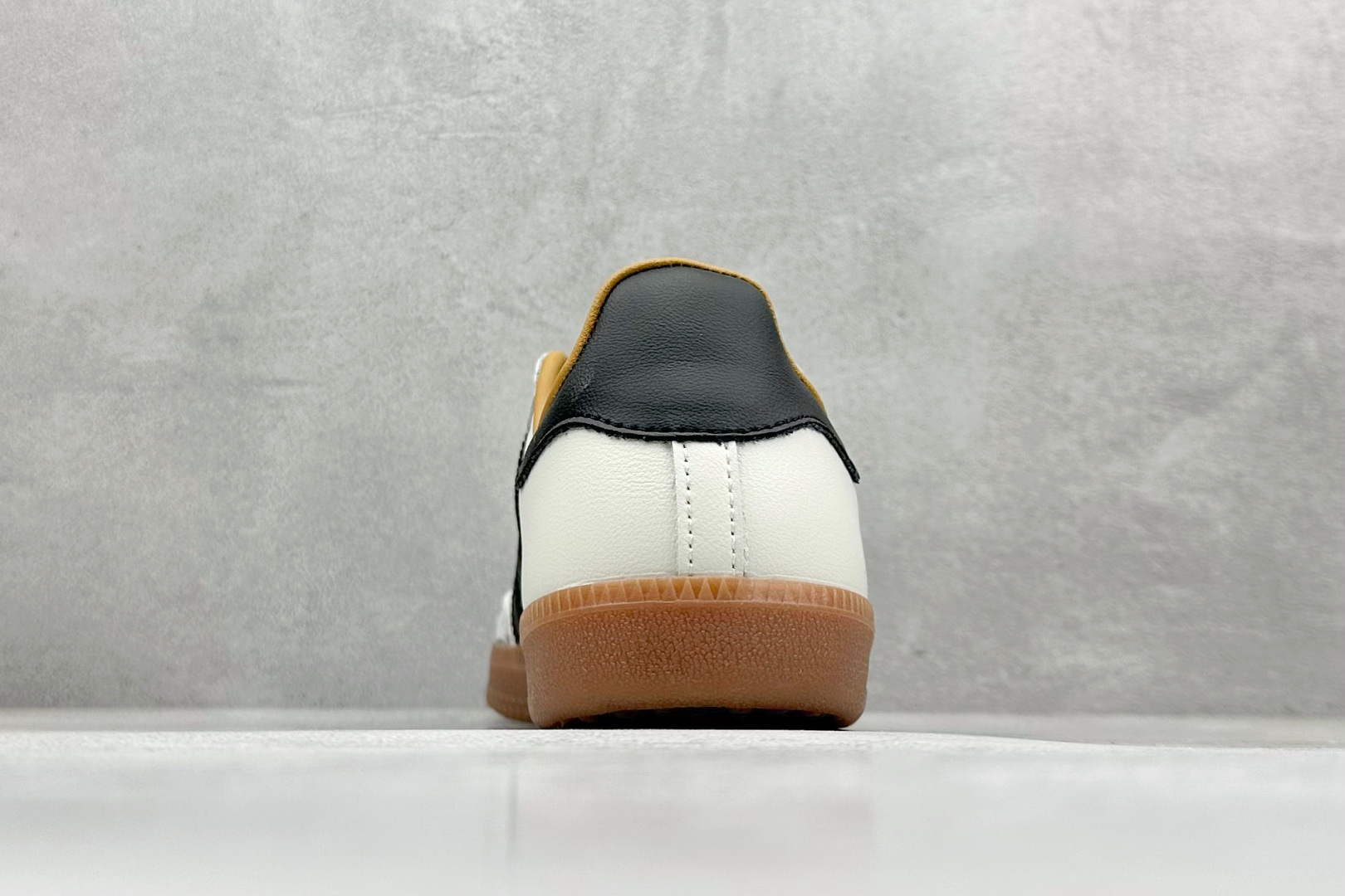 图片[6]-YH长青福利  AD Original Samba OG 复古经典轻便板鞋 带有装饰的超锁缝制和无缝的手感 柔软、柔软的皮革造型和标志性的3条纹完成了精致的外观 正规合身鞋带 鞋面上有绒面鞋垫 橡胶鞋底 享受正畸套筒软感 自50年代首次亮相以来就一直在赢得粉丝的青睐！ 货号：ID8708-选品中心