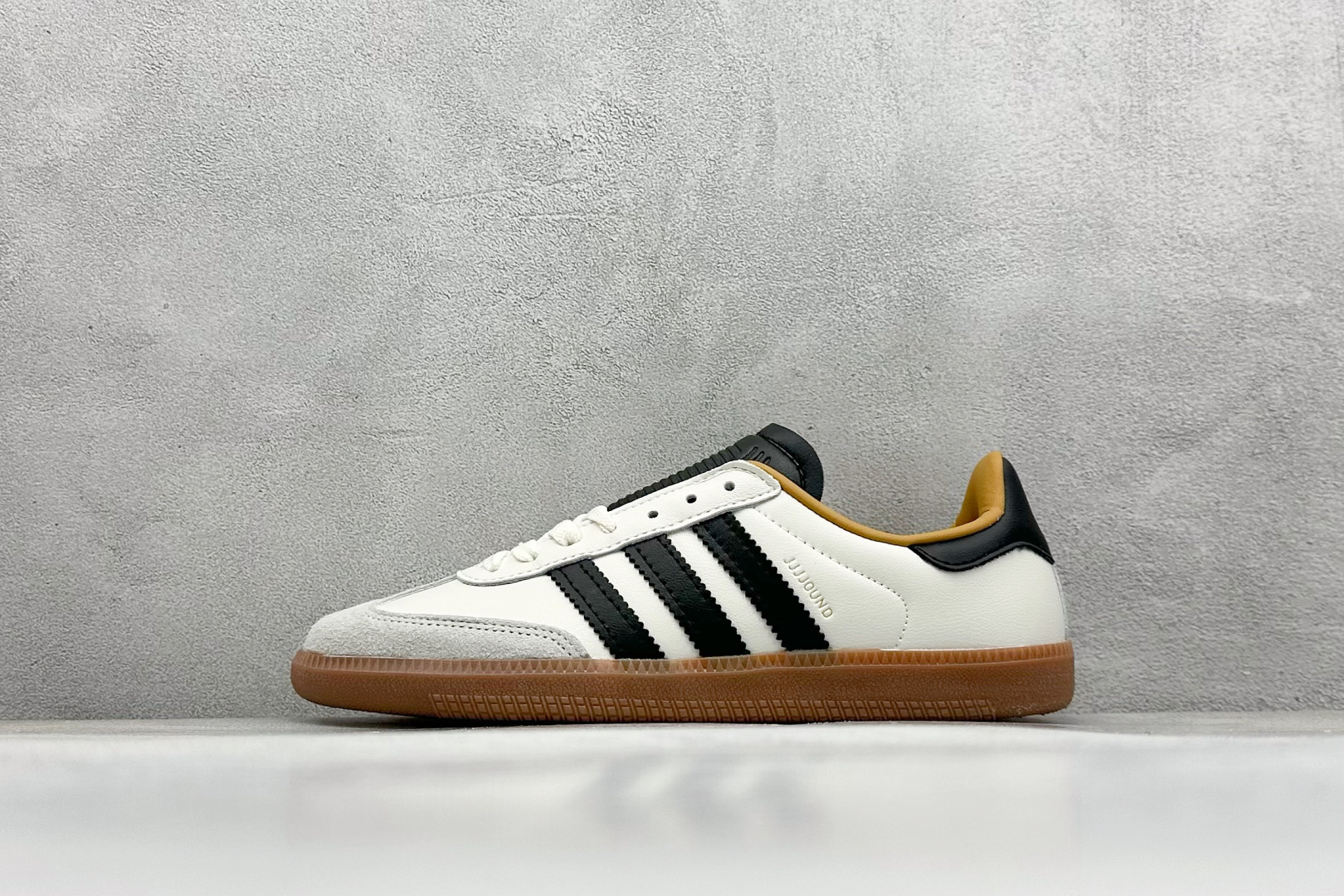 YH长青福利  AD Original Samba OG 复古经典轻便板鞋 带有装饰的超锁缝制和无缝的手感 柔软、柔软的皮革造型和标志性的3条纹完成了精致的外观 正规合身鞋带 鞋面上有绒面鞋垫 橡胶鞋底 享受正畸套筒软感 自50年代首次亮相以来就一直在赢得粉丝的青睐！ 货号：ID8708-选品中心