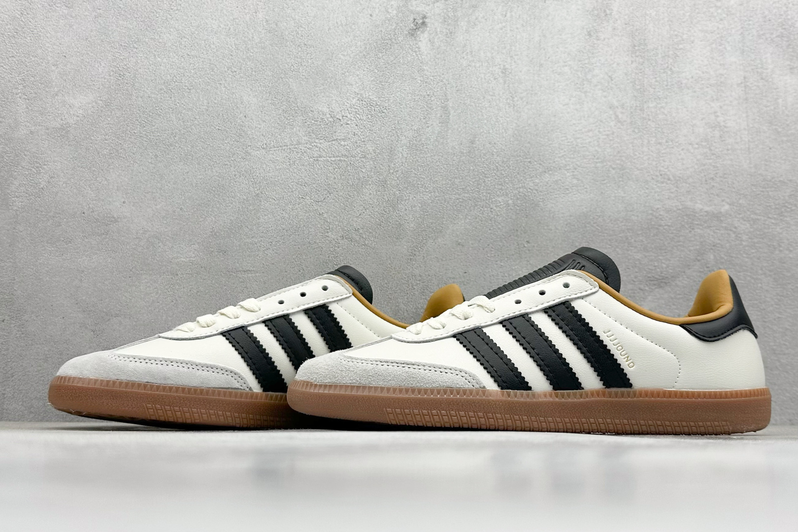 图片[5]-YH长青福利  AD Original Samba OG 复古经典轻便板鞋 带有装饰的超锁缝制和无缝的手感 柔软、柔软的皮革造型和标志性的3条纹完成了精致的外观 正规合身鞋带 鞋面上有绒面鞋垫 橡胶鞋底 享受正畸套筒软感 自50年代首次亮相以来就一直在赢得粉丝的青睐！ 货号：ID8708-选品中心