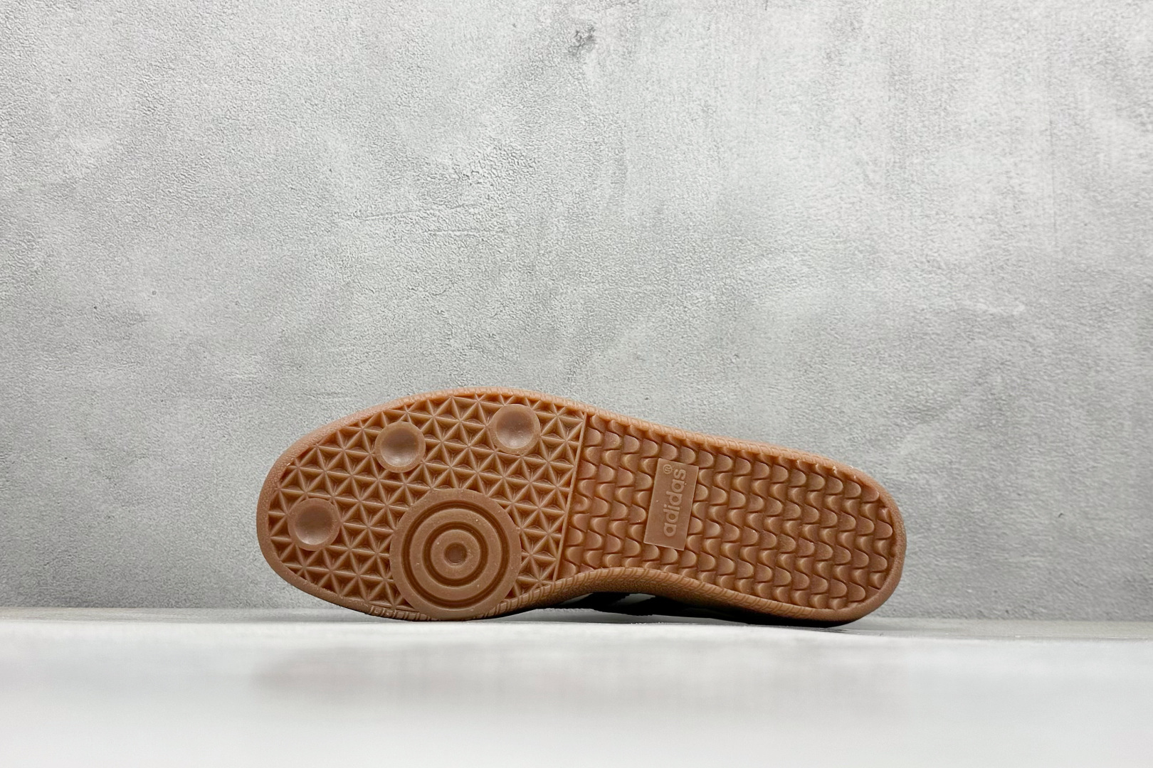 图片[4]-YH长青福利  AD Original Samba OG 复古经典轻便板鞋 带有装饰的超锁缝制和无缝的手感 柔软、柔软的皮革造型和标志性的3条纹完成了精致的外观 正规合身鞋带 鞋面上有绒面鞋垫 橡胶鞋底 享受正畸套筒软感 自50年代首次亮相以来就一直在赢得粉丝的青睐！ 货号：ID8708-选品中心