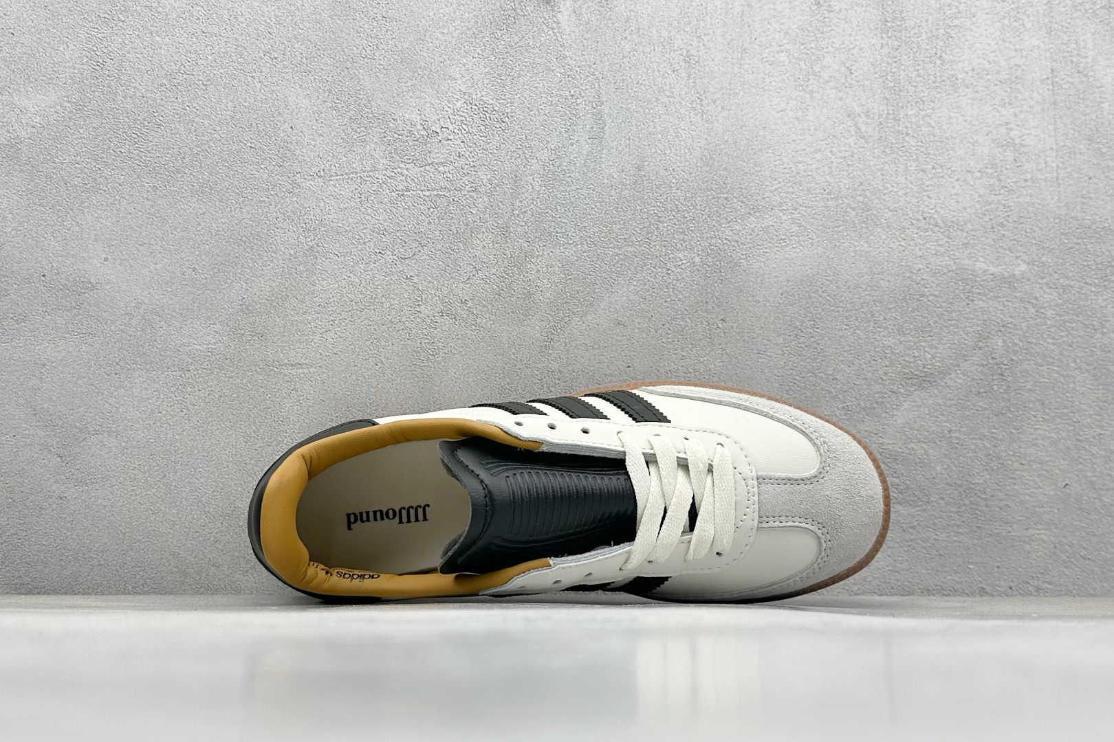 图片[3]-YH长青福利  AD Original Samba OG 复古经典轻便板鞋 带有装饰的超锁缝制和无缝的手感 柔软、柔软的皮革造型和标志性的3条纹完成了精致的外观 正规合身鞋带 鞋面上有绒面鞋垫 橡胶鞋底 享受正畸套筒软感 自50年代首次亮相以来就一直在赢得粉丝的青睐！ 货号：ID8708-选品中心