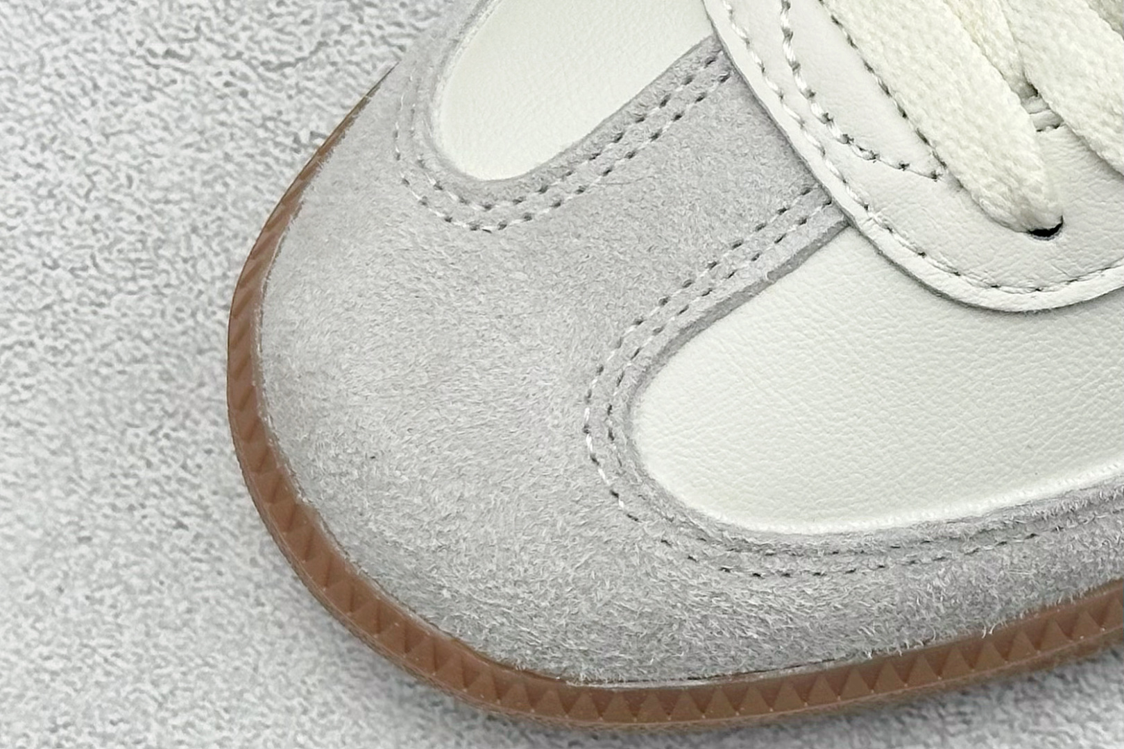 图片[7]-YH长青福利  AD Original Samba OG 复古经典轻便板鞋 带有装饰的超锁缝制和无缝的手感 柔软、柔软的皮革造型和标志性的3条纹完成了精致的外观 正规合身鞋带 鞋面上有绒面鞋垫 橡胶鞋底 享受正畸套筒软感 自50年代首次亮相以来就一直在赢得粉丝的青睐！ 货号：ID8708-选品中心