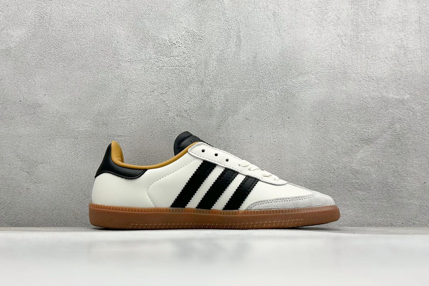 图片[2]-YH长青福利  AD Original Samba OG 复古经典轻便板鞋 带有装饰的超锁缝制和无缝的手感 柔软、柔软的皮革造型和标志性的3条纹完成了精致的外观 正规合身鞋带 鞋面上有绒面鞋垫 橡胶鞋底 享受正畸套筒软感 自50年代首次亮相以来就一直在赢得粉丝的青睐！ 货号：ID8708-选品中心